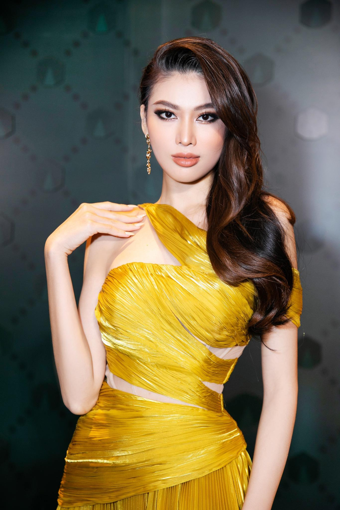 Chi tiết cut-out dọc thân váy mang lại vẻ quyến rũ, cá tính cho Ngọc Thảo.