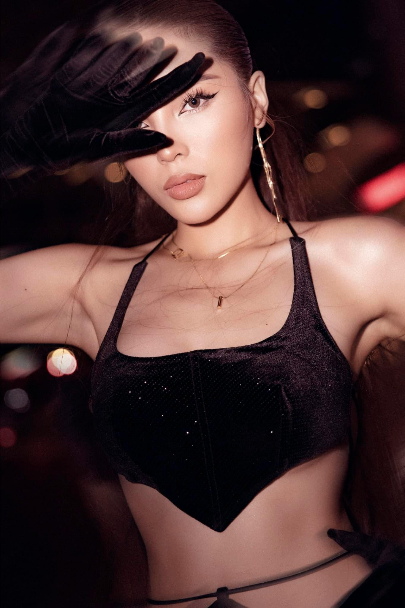 Người đẹp hoá thân thành hình tượng 'miêu nữ' bí ẩn, quyến rũ.