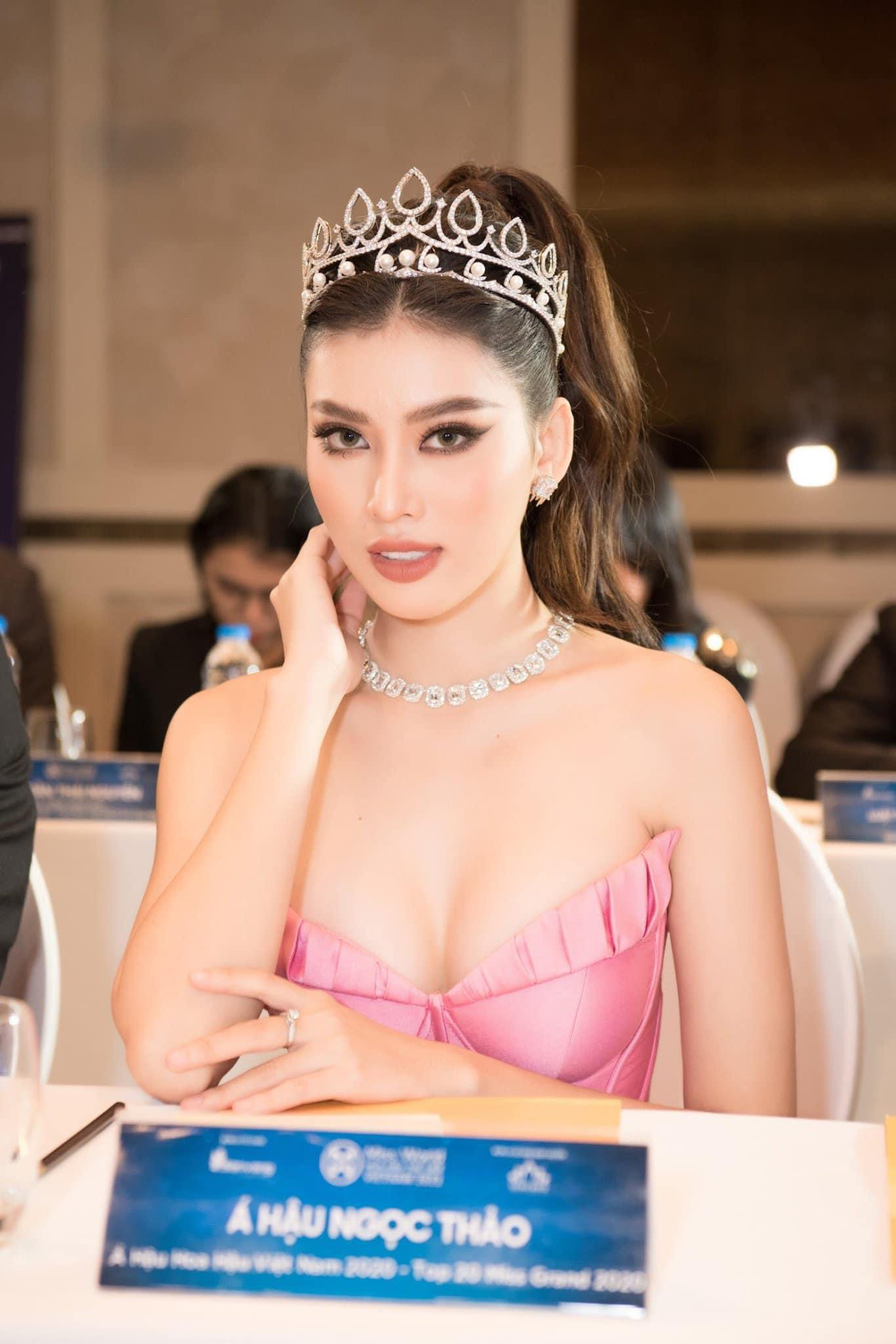 Với nhan sắc quyến rũ và kiêu sa của cả hai người đẹp, các fans thật khó phân định Huyền My hay Ngọc Thảo xinh đẹp hơn trong thiết kế ngọt ngào này. Với nhan sắc quyến rũ và kiêu sa của cả hai người đẹp, các fans thật khó phân định Huyền My hay Ngọc Thảo xinh đẹp hơn trong thiết kế ngọt ngào này.