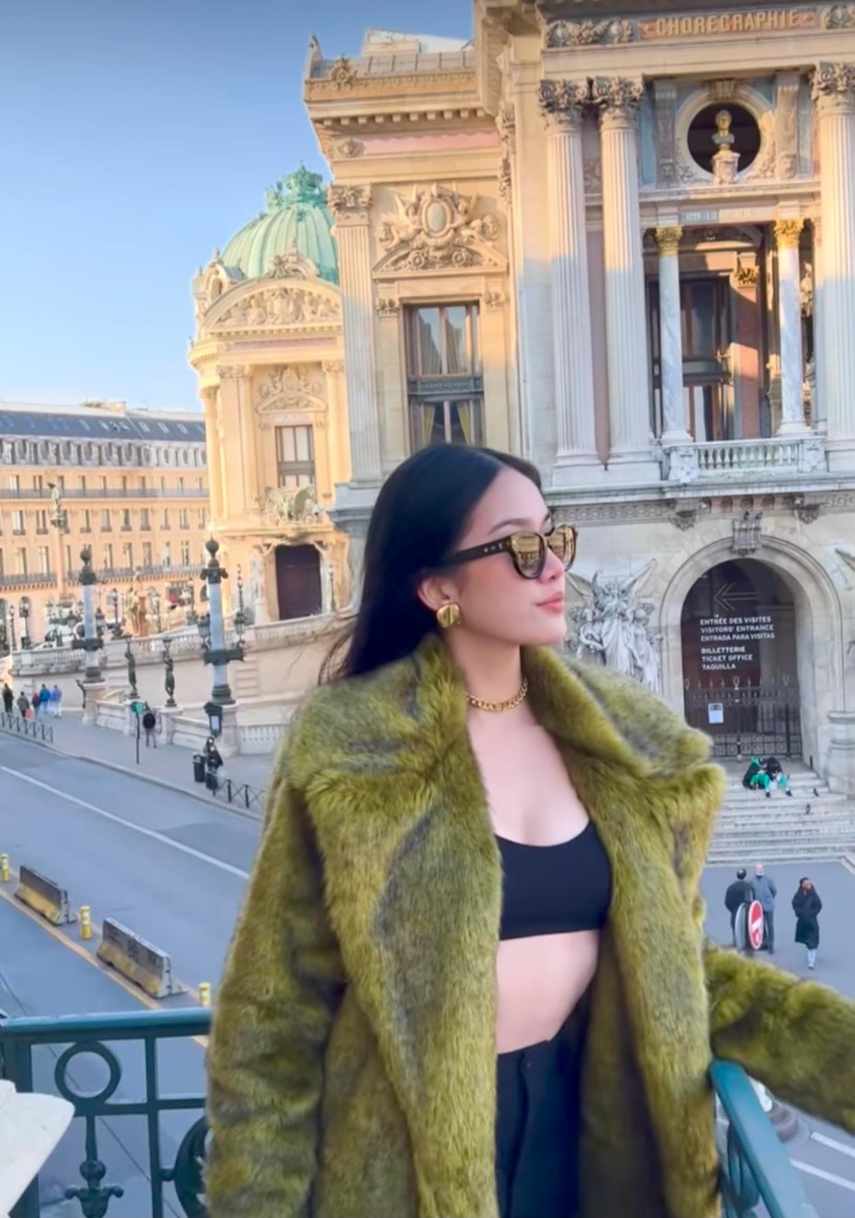 Nàng "Á hậu học giỏi" đã có một màn lột xác đầy táo bạo ở trời Tây.