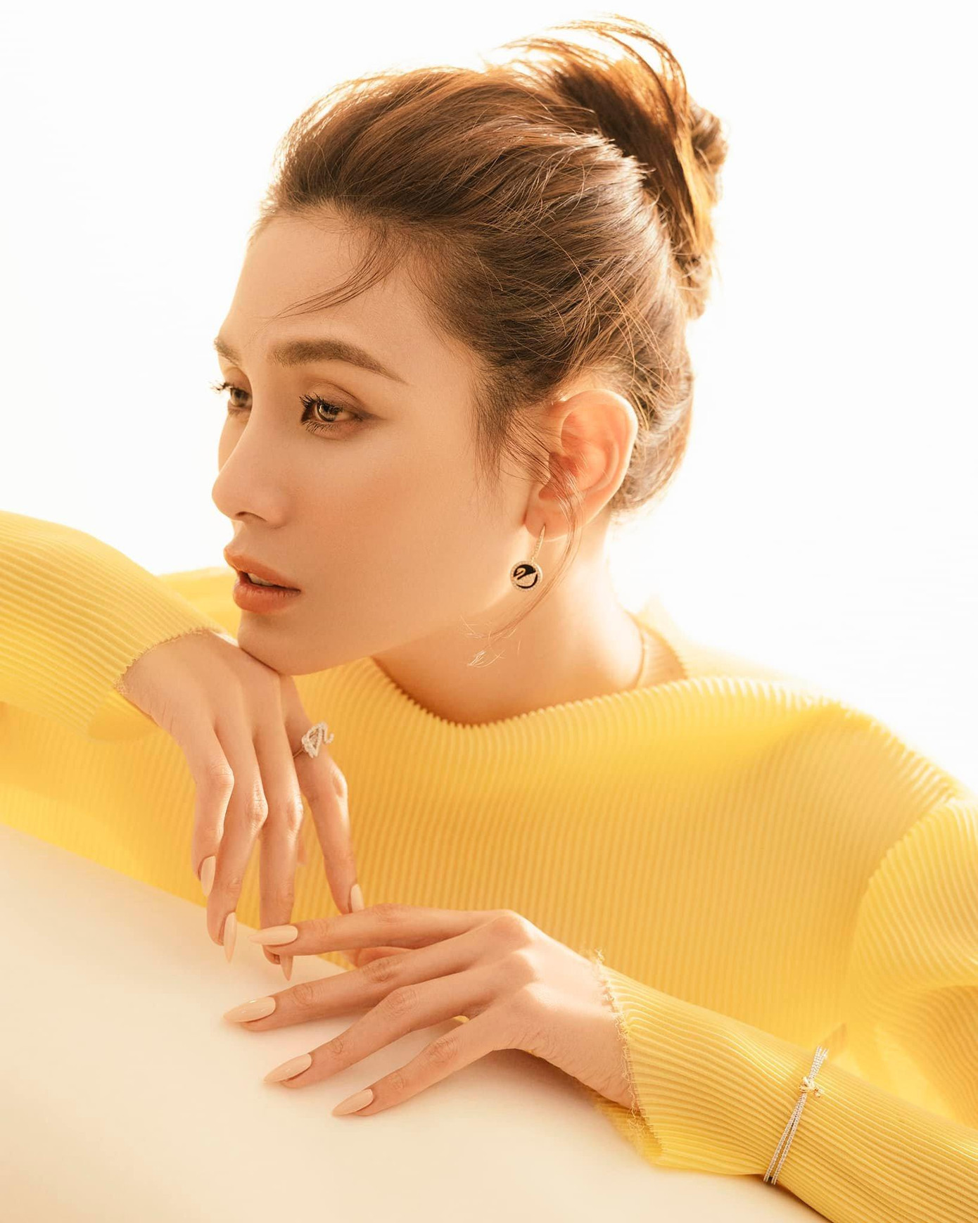 Á hậu Võ Hoàng Yến đẹp lộng lẫy với tông màu vàng kiêu sa.