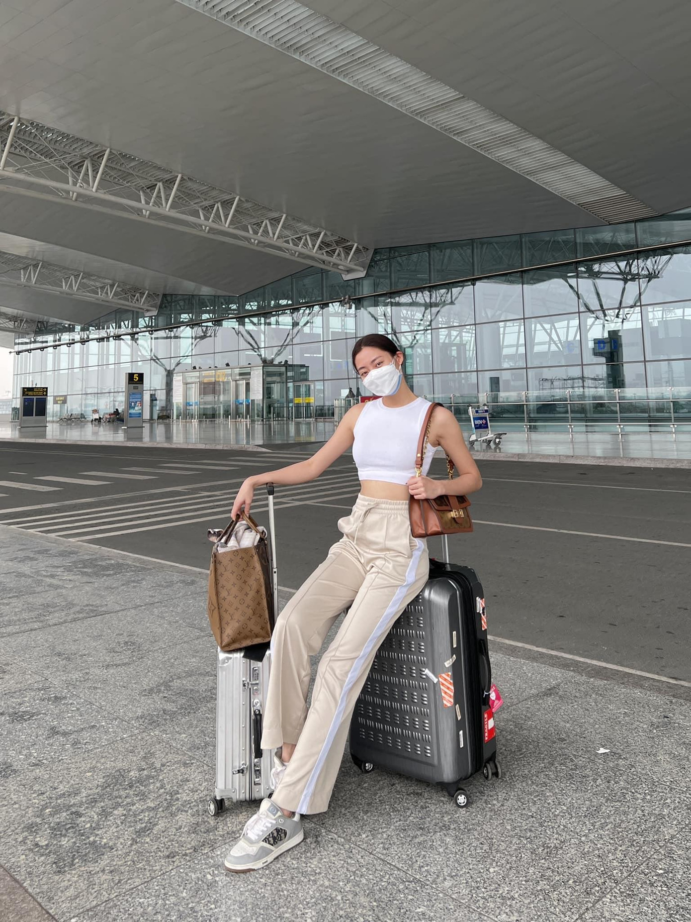 Diện trang phục thoải mái và năng động nhưng Lương Thuỳ Linh vẫn gây chú ý với đôi chân dài 1m12 và vòng eo 'con kiến' săn chắc, quyến rũ.