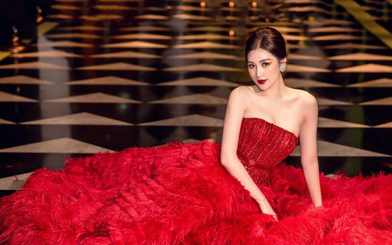 Á hậu Tú Anh yêu kiều với bộ váy lông vũ tông màu đỏ rực. Á hậu Tú Anh yêu kiều với bộ váy lông vũ tông màu đỏ rực.