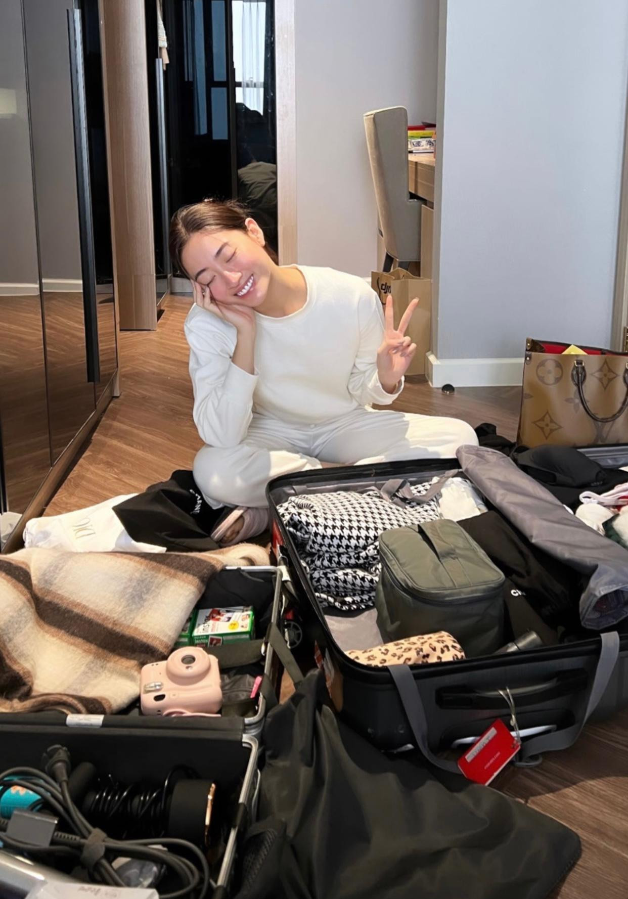 Nàng hậu mang theo rất nhiều hành lý hứa hẹn sẽ có thật nhiều hình ảnh ấn tượng tại Pháp trong những ngày sắp tới.