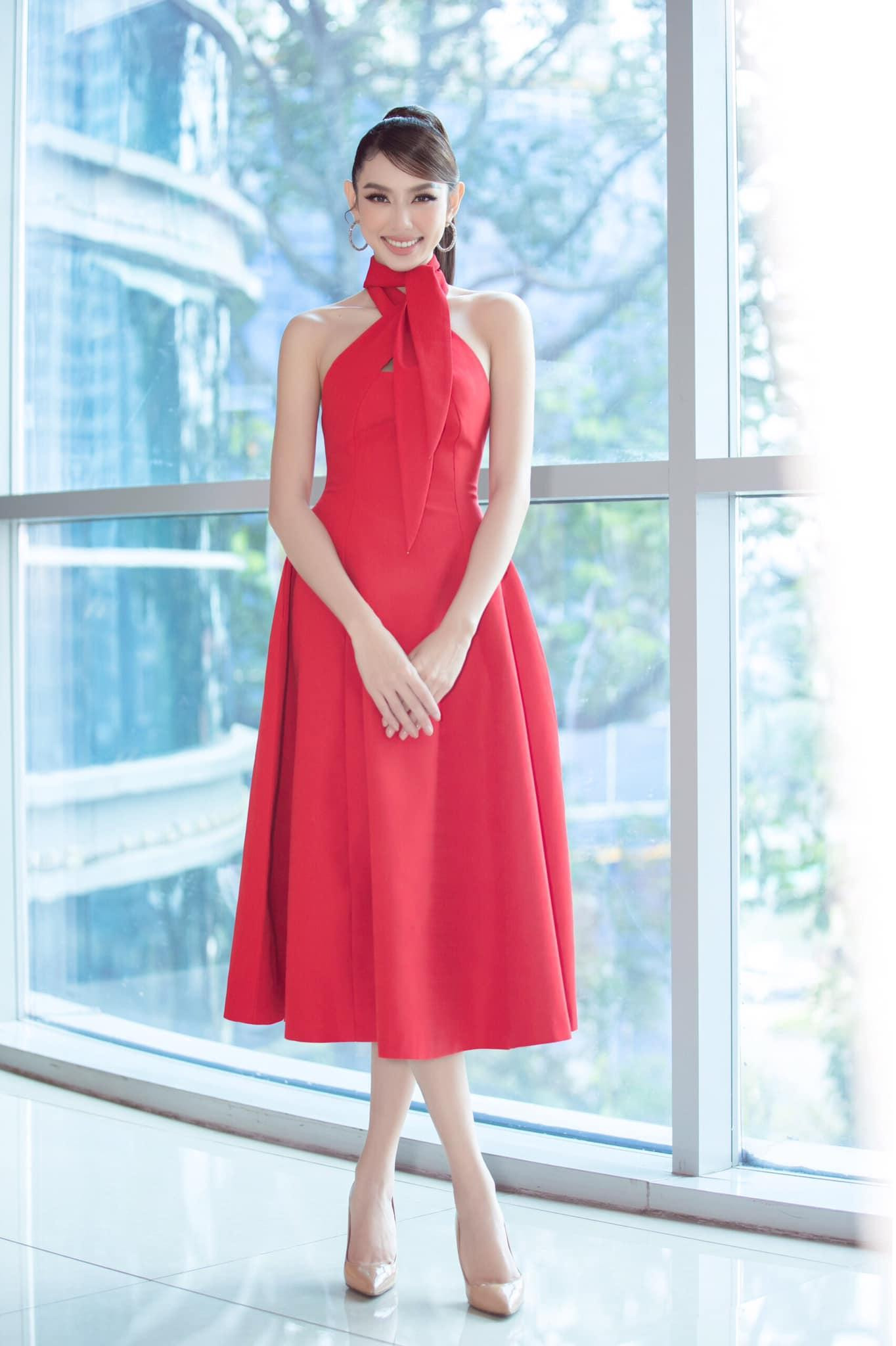 Vẫn là kiểu thiết kế yêu thích nhưng nhà thiết kế đã tiết chế những chi tiết cut-out để mang lại vẻ quyến rũ vừa phải mà vẫn đảm bảo sự thanh lịch, sang trọng để Thuỳ Tiên tham gia các sự kiện trong nước.