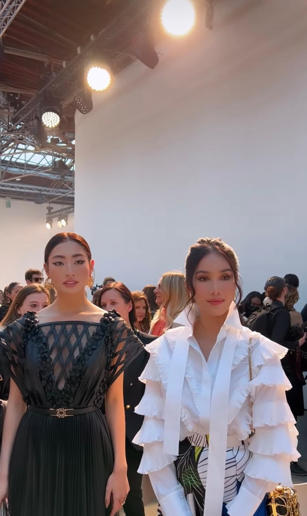 Lương Thuỳ Linh và Phương Anh chọn hai gam màu đối lập đen - trắng cho lần xuất hiện này. Lương Thuỳ Linh và Phương Anh chọn hai gam màu đối lập đen - trắng cho lần xuất hiện này.