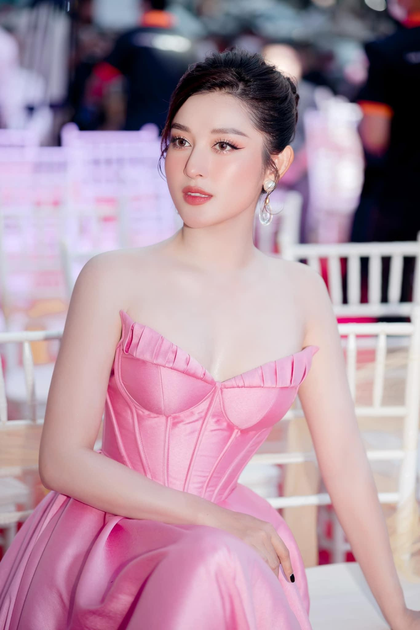 Sau 8 năm giành ngôi vị Á hậu 1, Huyền My vẫn sở hữu nhan sắc xinh đẹp, quyến rũ 'vạn người mê'. Sau 8 năm giành ngôi vị Á hậu 1, Huyền My vẫn sở hữu nhan sắc xinh đẹp, quyến rũ 'vạn người mê'.