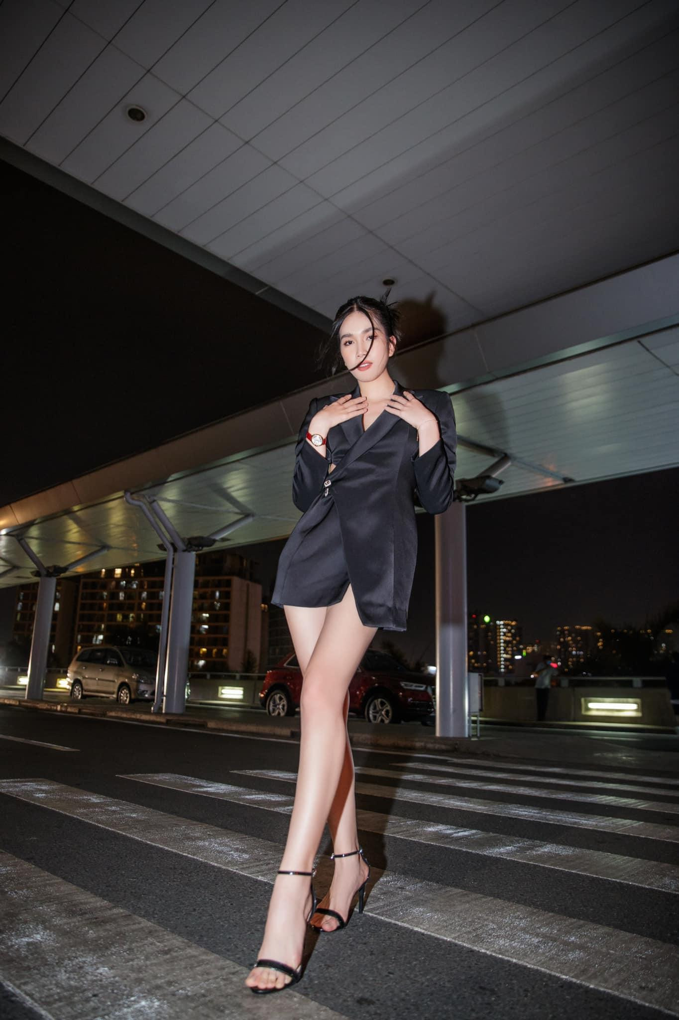 Thiết kế với kiểu dáng khá đơn giản nhưng tôn lên trọn vẹn đường cong quyến rũ và thanh lịch của Á hậu Việt Nam 2020.