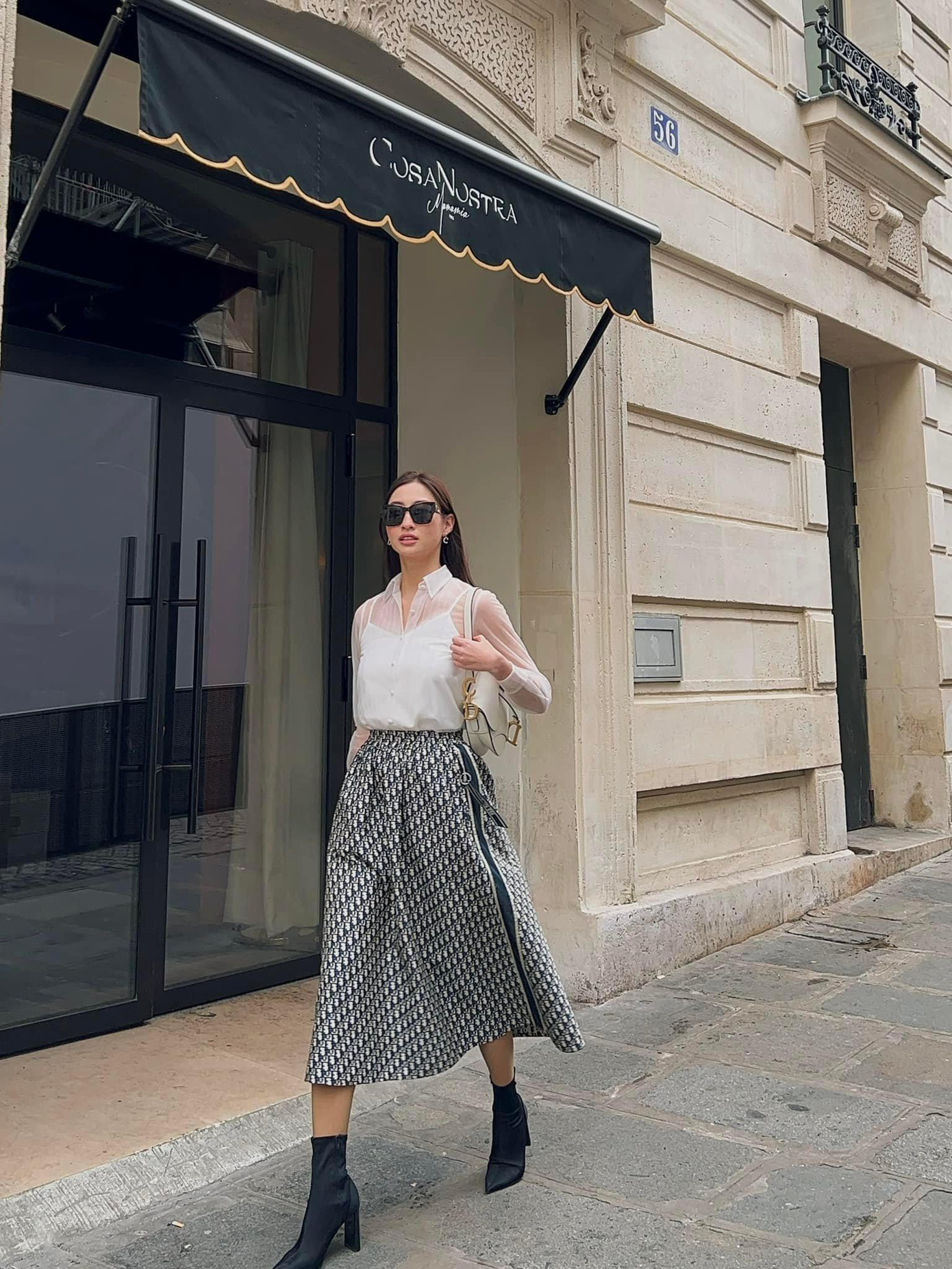 Hoa hậu Lương Thuỳ Linh hoá quý cô cổ điển trên đường phố Paris.