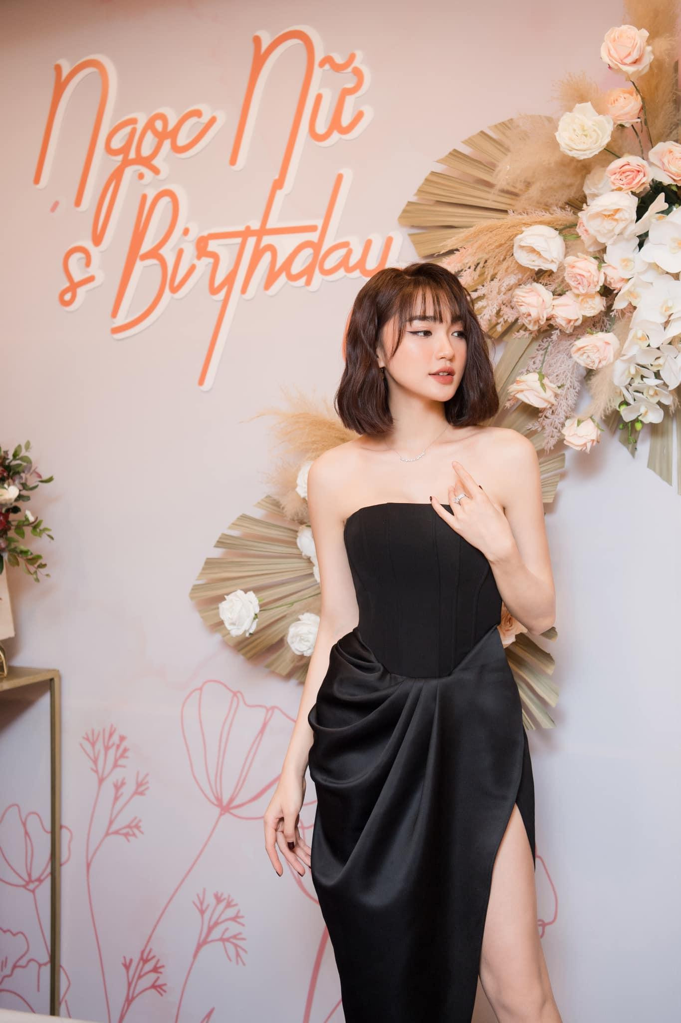 Người đẹp Ngọc Nữ diện váy cúp ngực khoe vai trần nóng bỏng trong buổi tiệc sinh nhật đón tuổi mới. Người đẹp Ngọc Nữ diện váy cúp ngực khoe vai trần nóng bỏng trong buổi tiệc sinh nhật đón tuổi mới.