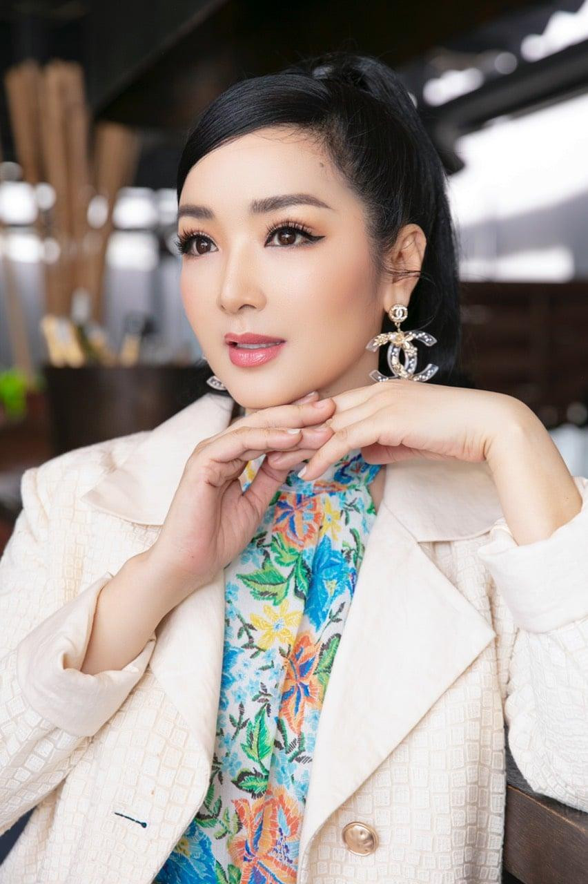 Hoa hậu Đền Hùng Giáng My kiêu sa, sang trọng với set đồ kín đáo. Hoa hậu Đền Hùng Giáng My kiêu sa, sang trọng với set đồ kín đáo.