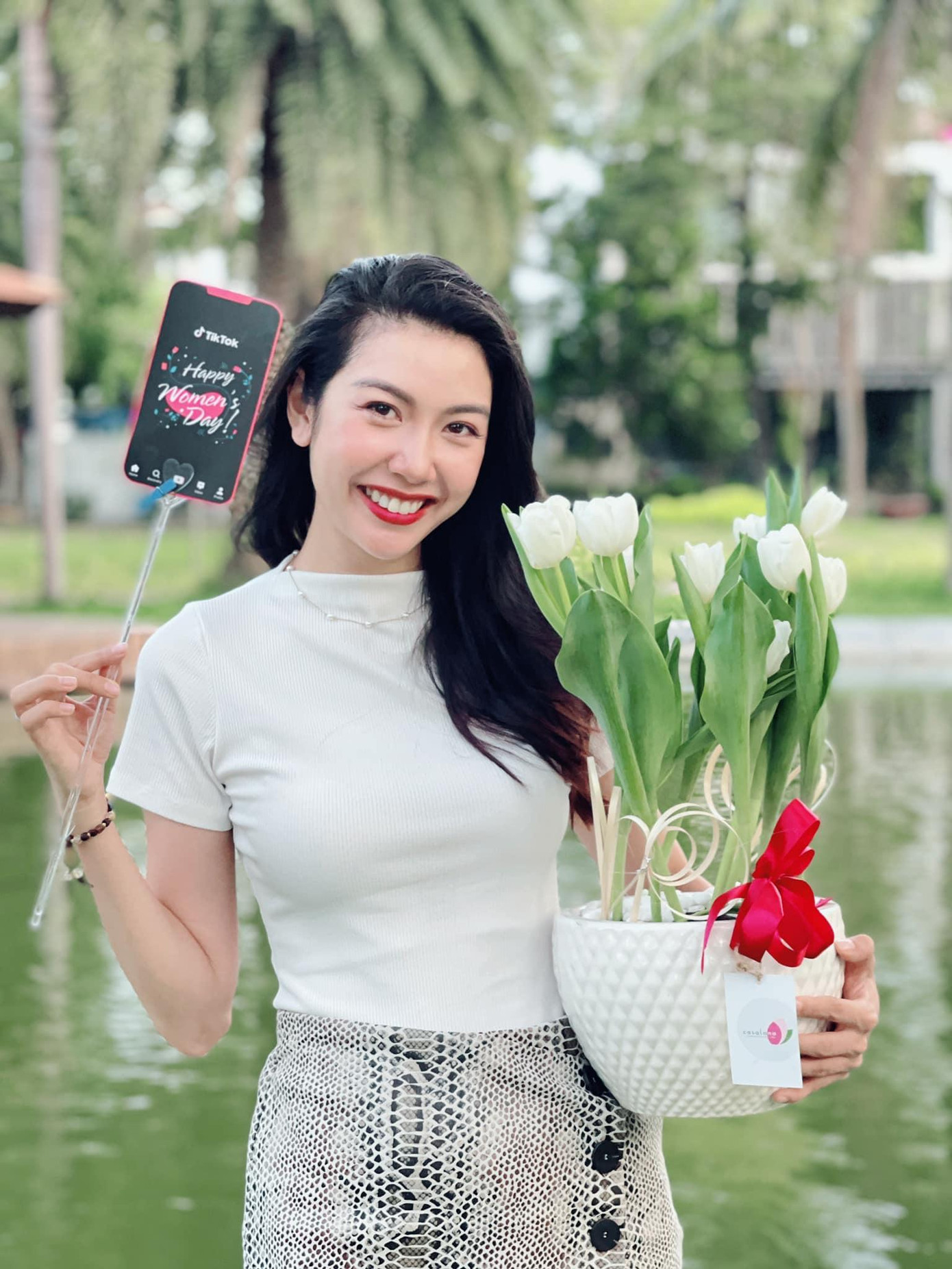 Á hậu Thuý Vân xinh đẹp rạng rỡ khi nhận được hoa nhân ngày 8/3. Á hậu Thuý Vân xinh đẹp rạng rỡ khi nhận được hoa nhân ngày 8/3.