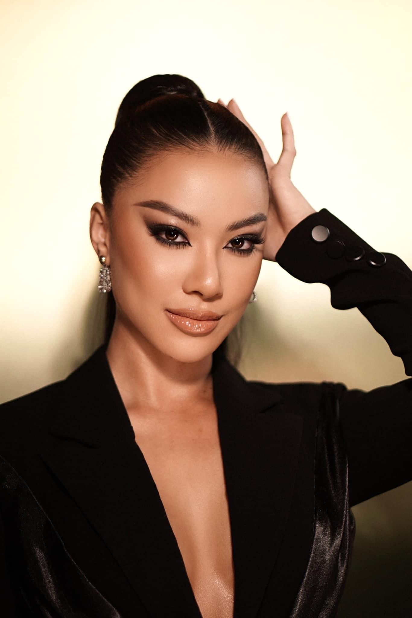 Người đẹp diện vest đen xẻ vòng một cực kỳ táo bạo và sexy.