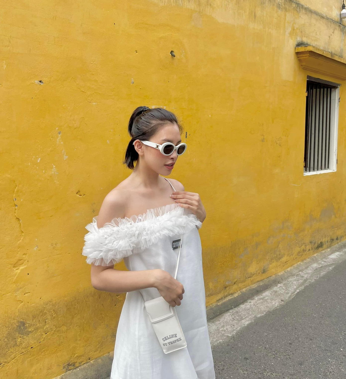 Hoa hậu Tiểu Vy diện váy trễ nải vai trần quyến rũ.