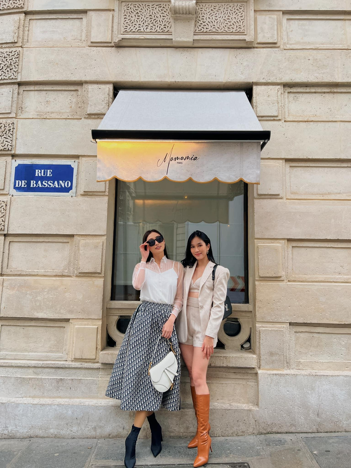 Cổ điển, thanh lịch và thời trang là những gì có thể nói về màn đọ dáng của hai người đẹp tri thức của showbiz Việt. Sắp tới, hai nàng hậu xinh đẹp sẽ là khách mời của những show diễn thời trang xa hoa trong khuôn khổ Tuần lễ thời trang Paris.