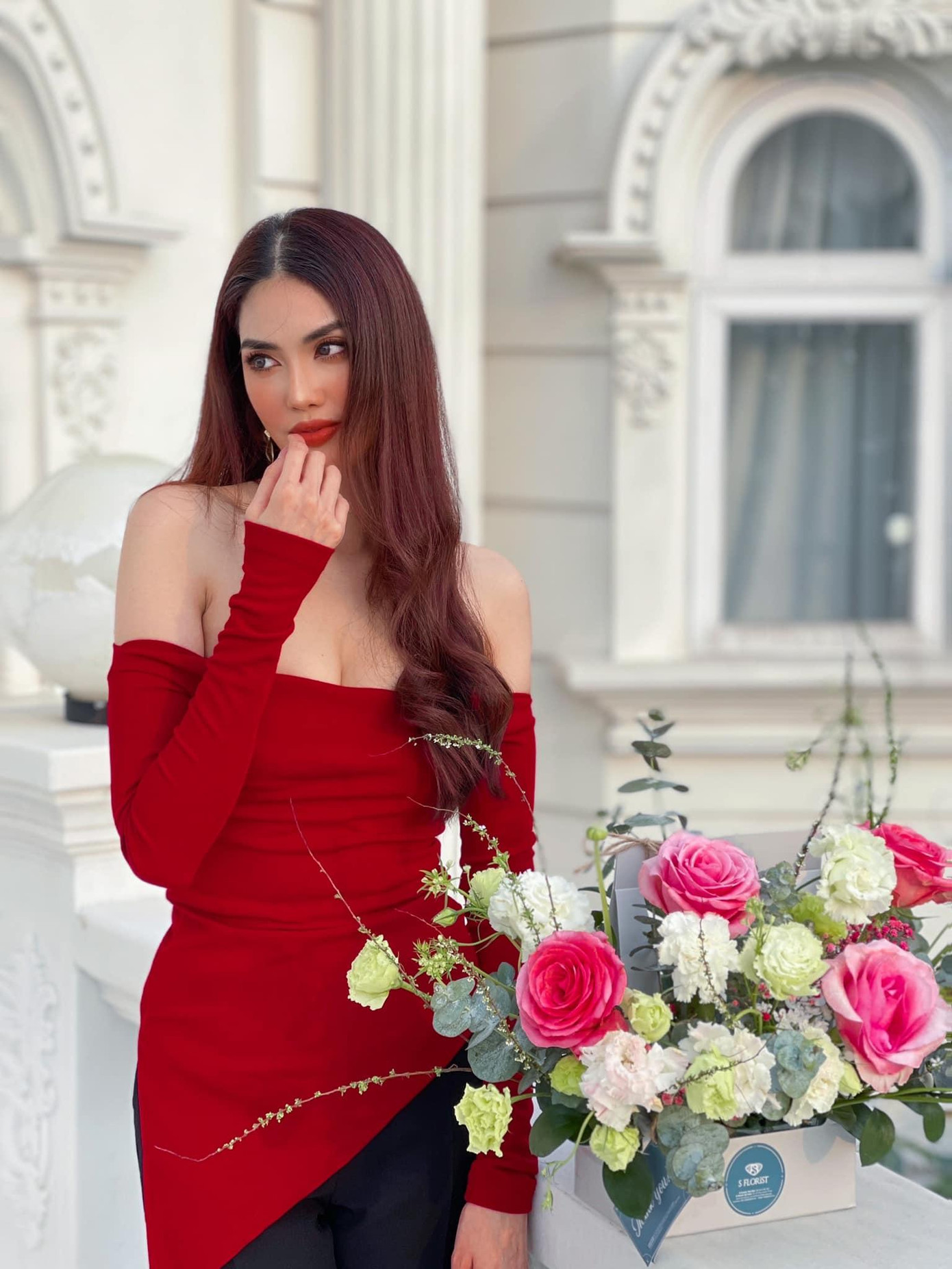 Hoa khôi Lan Khuê trễ nải vai trần quyến rũ, kiêu kỳ.