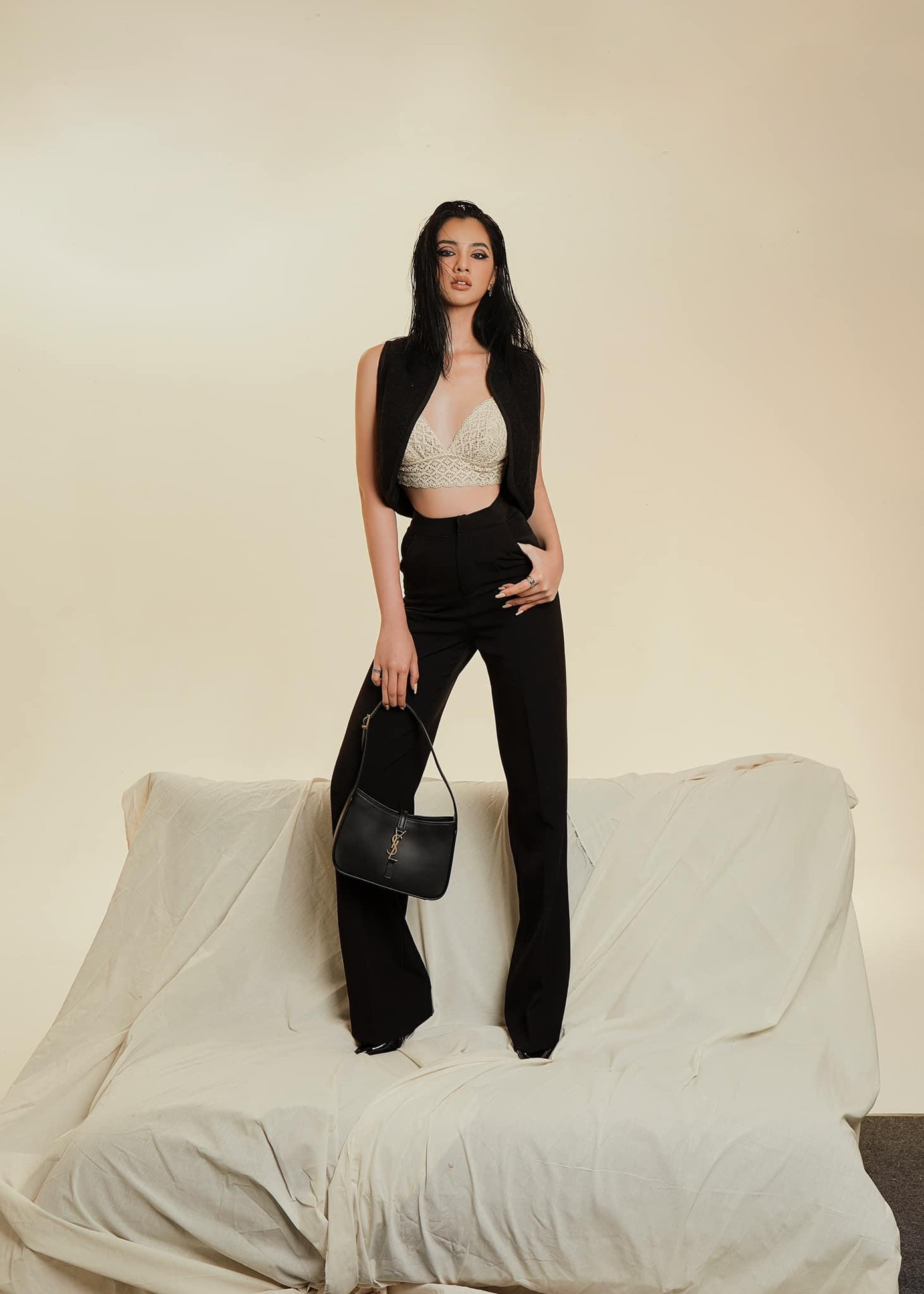 Người đẹp Cẩm Đan diện mốt khoe áo ngực cá tính, sexy.