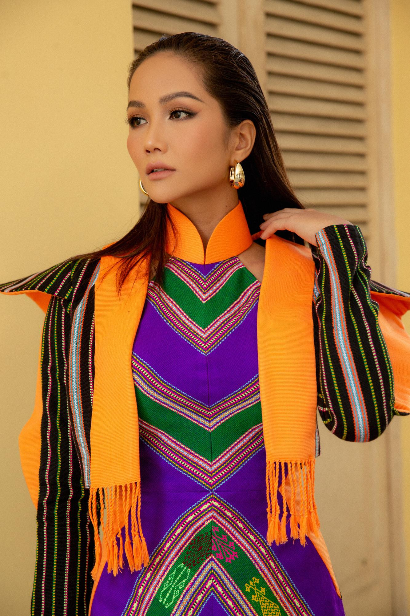 Người đẹp chọn cách chải tóc ngược về phía sau và trang điểm nhẹ nhàng để làm nổi bật trang phục.