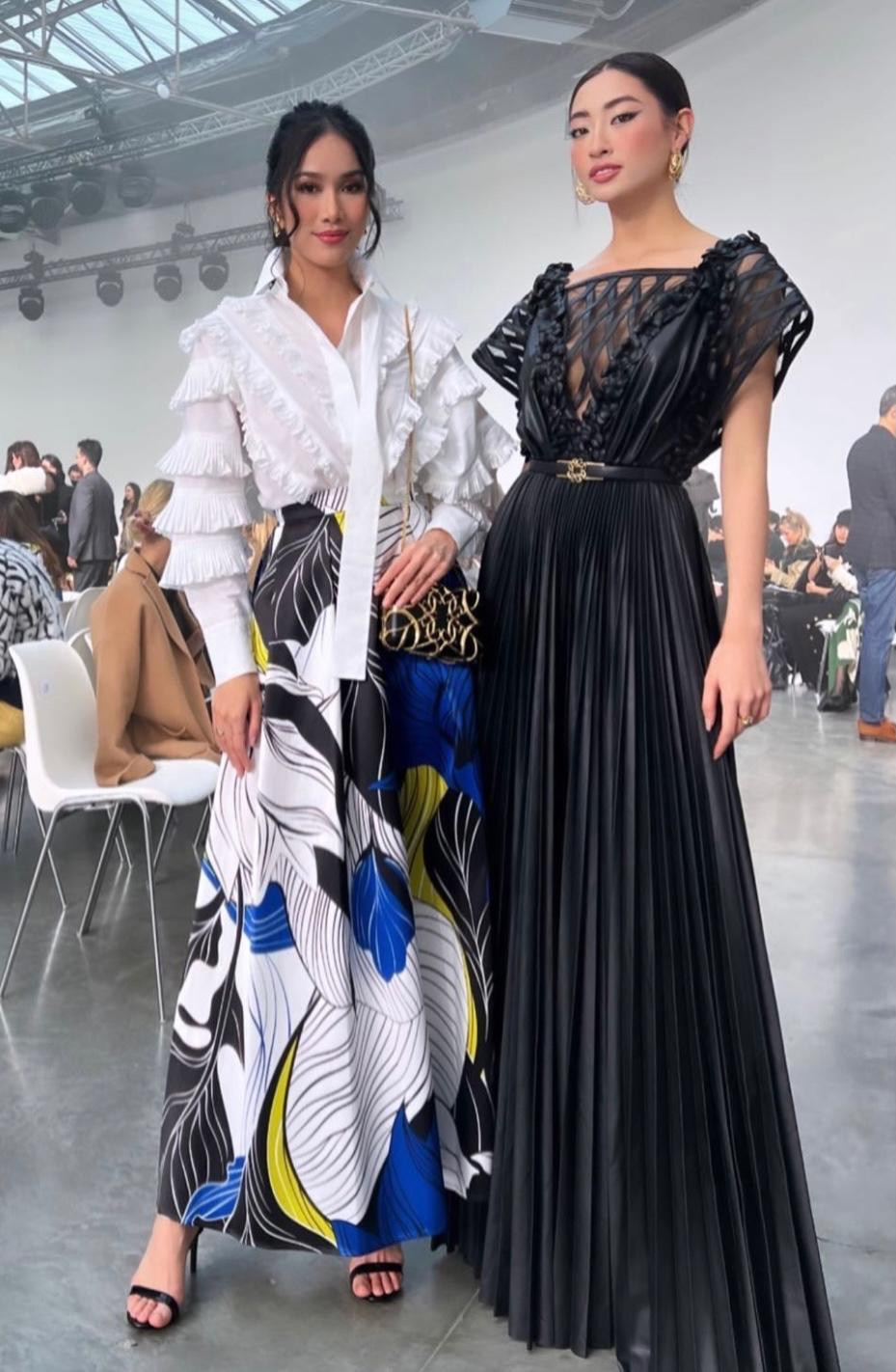 Tối qua theo giờ Việt Nam, Hoa hậu Lương Thuỳ Linh và Á hậu Phương Anh đã tới làm khách mời tại show diễn của thương hiệu đình đám Elie Saab trong khuôn khổ Tuần lễ thời trang Paris. Tối qua theo giờ Việt Nam, Hoa hậu Lương Thuỳ Linh và Á hậu Phương Anh đã tới làm khách mời tại show diễn của thương hiệu đình đám Elie Saab trong khuôn khổ Tuần lễ thời trang Paris.