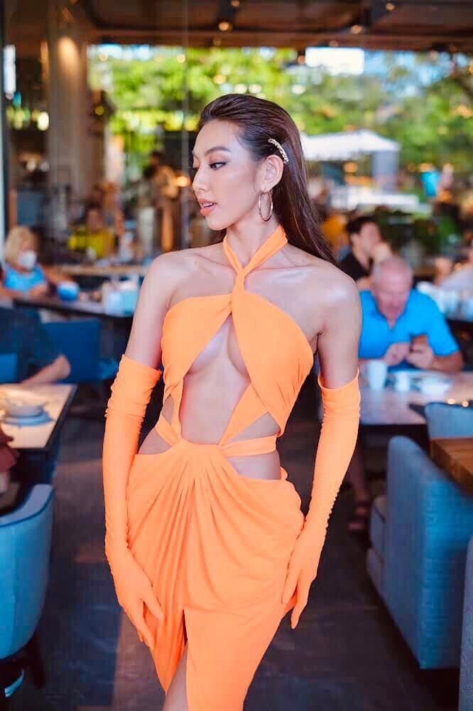 Những biến tấu từ kiểu váy cổ vắt chéo, cut-out táo bạo giúp hình ảnh của Thuỳ Tiên đa dạng, không nhàm chán.