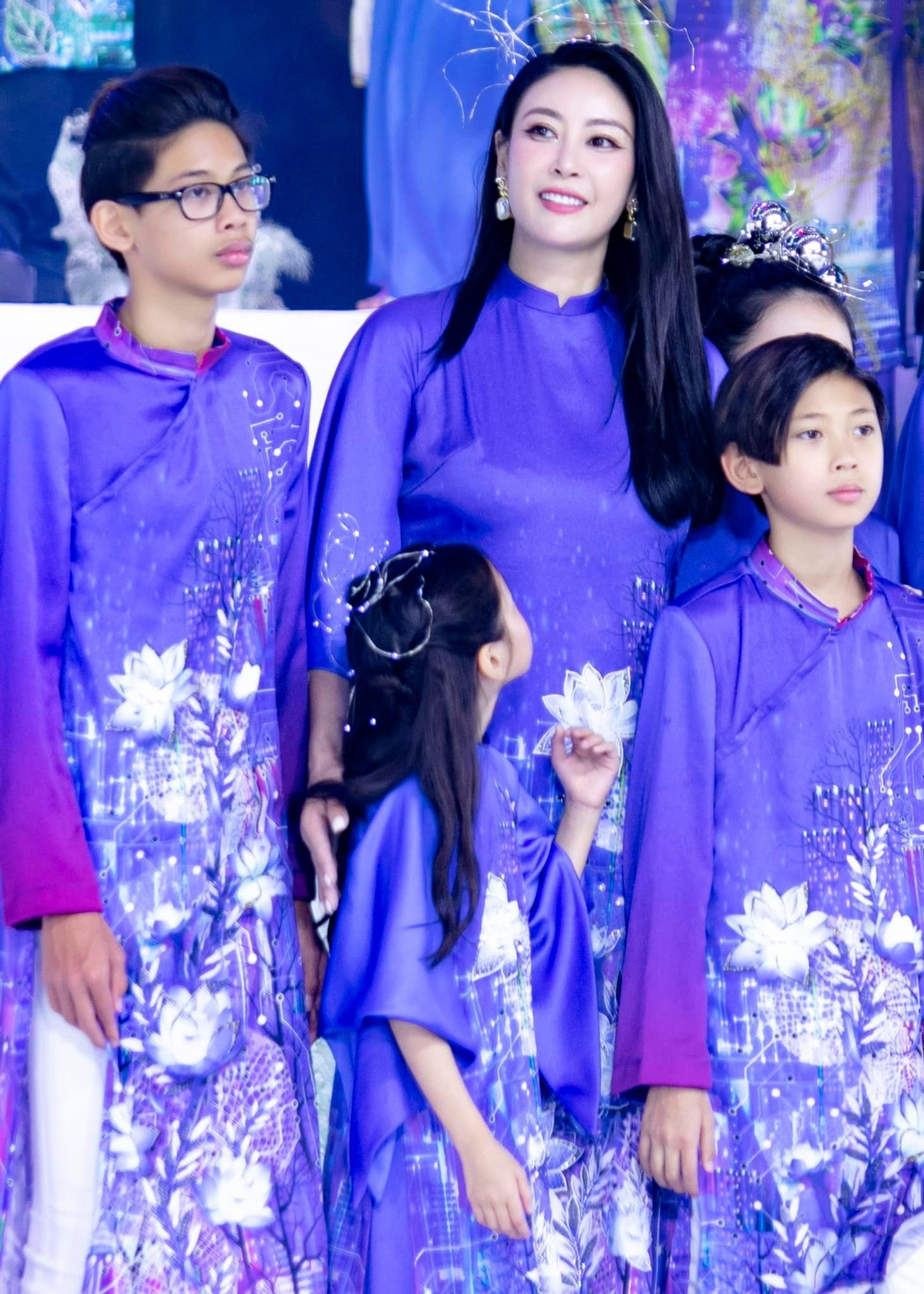 Cả gia đình HHVN 1922 diện áo dài giống nhau gây chú ý. Cả gia đình HHVN 1922 diện áo dài giống nhau gây chú ý.