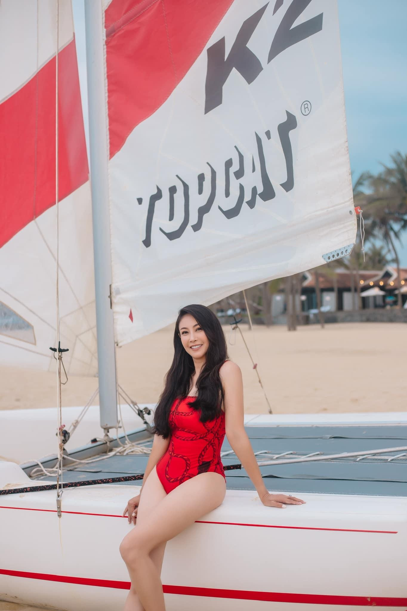 Dù đã trải qua nhiều lần sinh nở nhưng cô vẫn giữ được vòng eo thon gọn và làn da trắng mịn không tì vết.