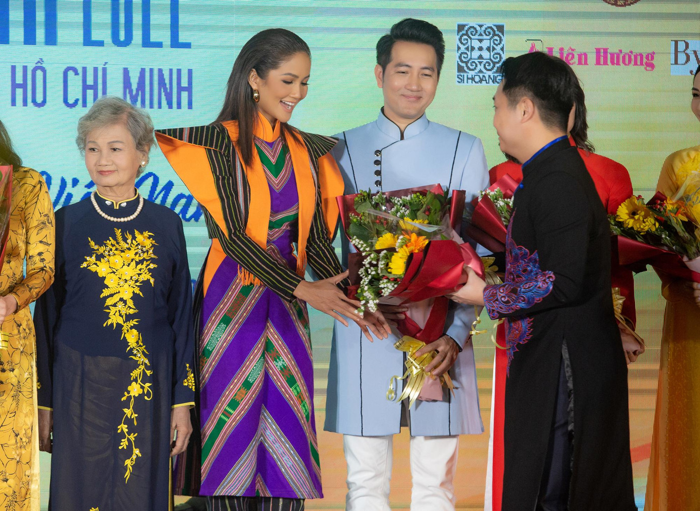 Lễ hội Áo dài Thành phố Hồ Chí Minh lần thứ 8 năm 2022 có ý nghĩa đặc biệt khi được tổ chức trong bối cảnh cả thành phố đang dần trở lại trạng thái bình thường mới.