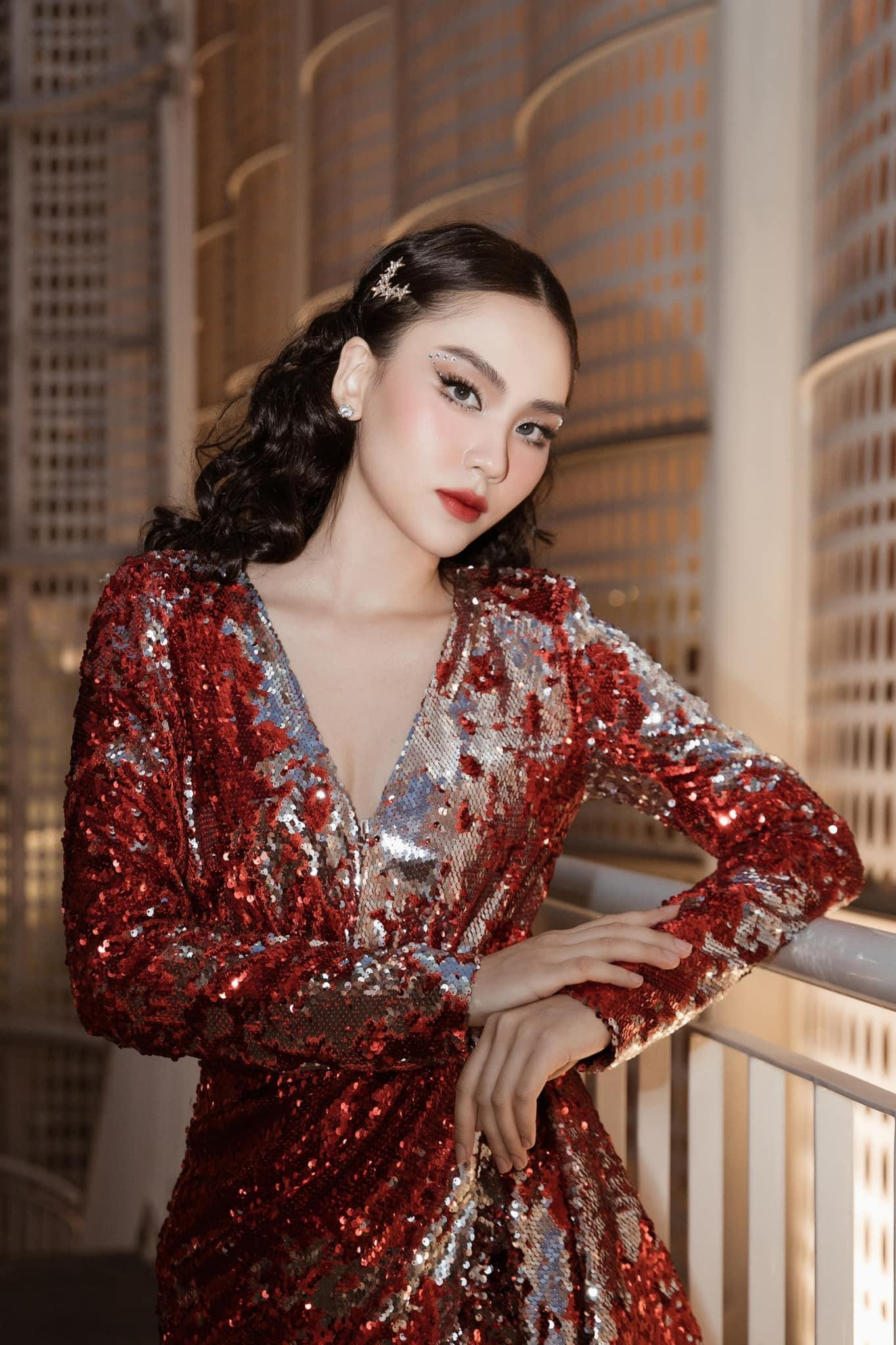 Người đẹp Nhân ái HHVN 2020 Mai Phương khoe dáng quyến rũ với váy sequin.