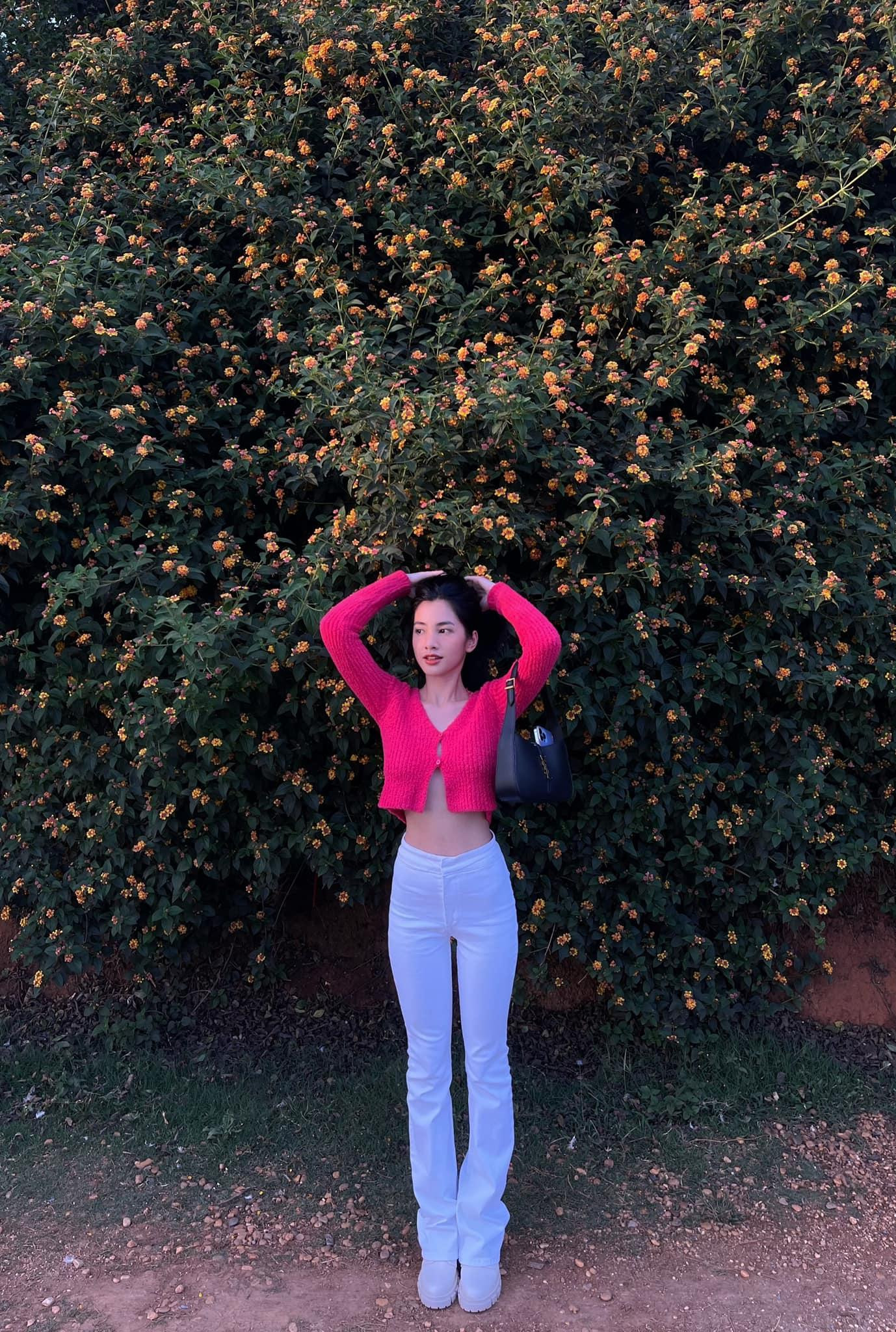 Người đẹp diện crop-top tông màu hồng khoe trọn vòng eo 'con kiến' quyến rũ.