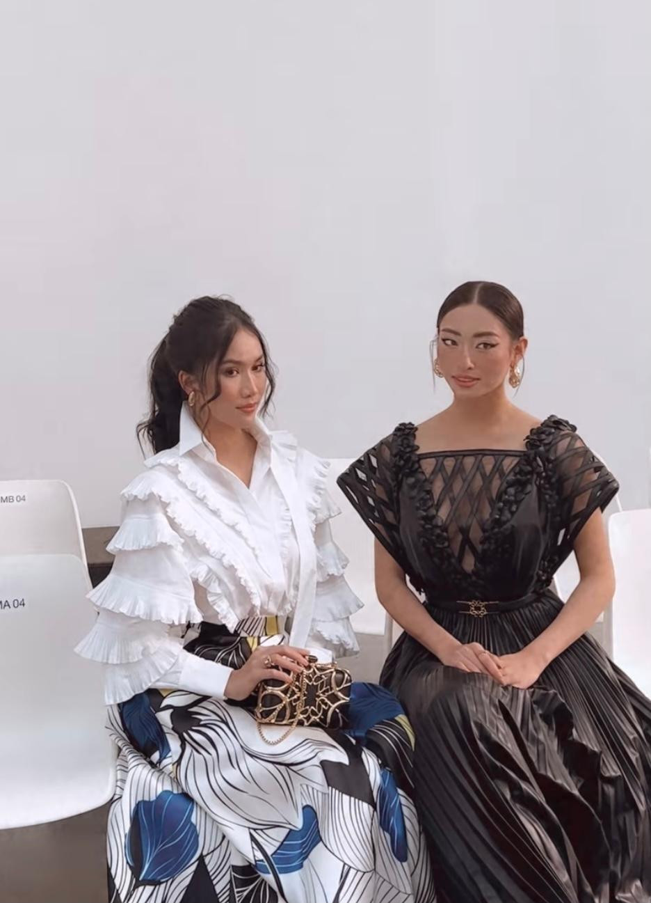 Sự xuất hiện cực đẳng cấp của Lương Thuỳ Linh và Phương Anh tại sự kiện thời trang danh giá của thế giới đã khiến các fans Việt nức lòng. Sự xuất hiện cực đẳng cấp của Lương Thuỳ Linh và Phương Anh tại sự kiện thời trang danh giá của thế giới đã khiến các fans Việt nức lòng.