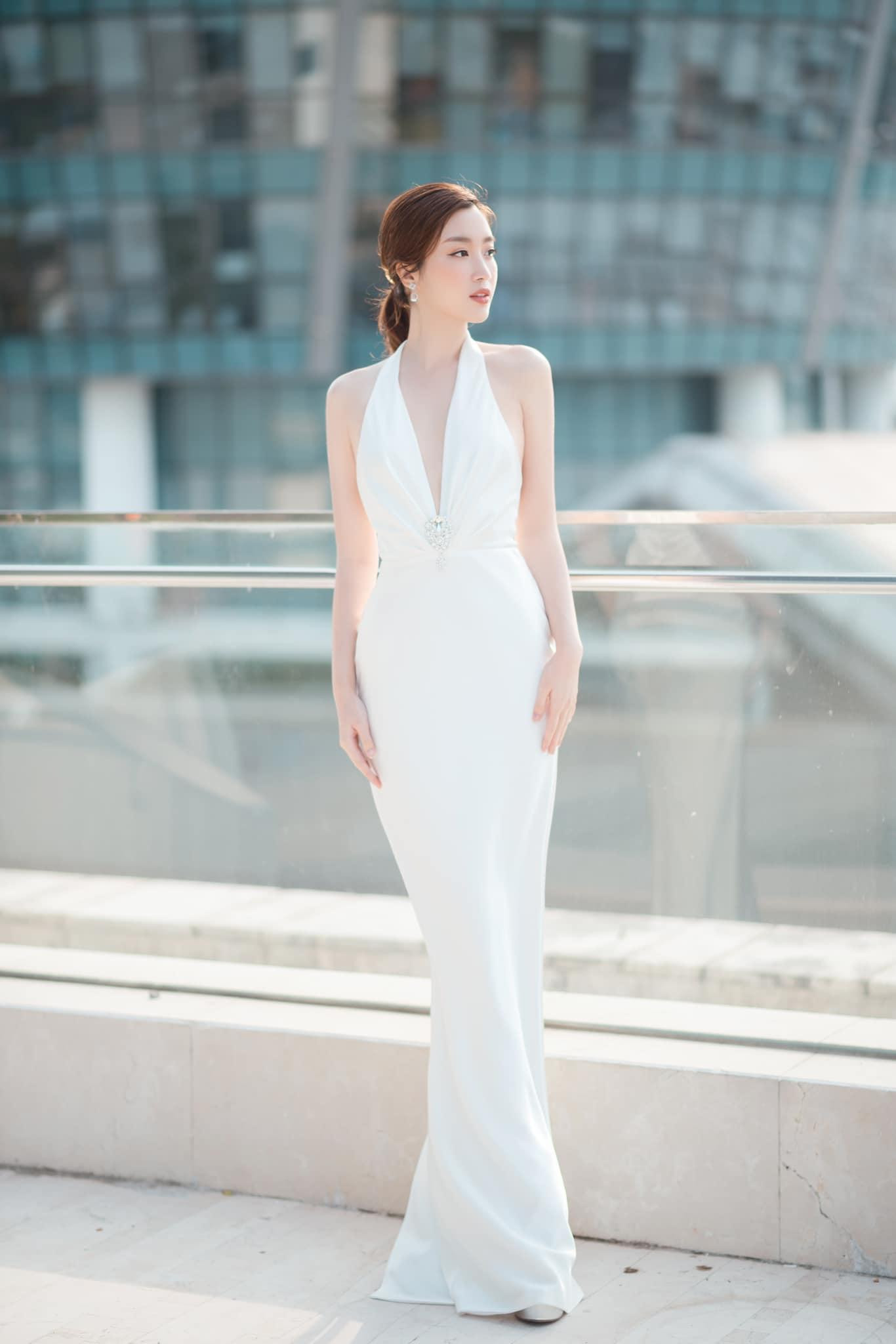 Thiết kế có kiểu dáng đuôi cá ôm trọn lấy đường cong quyến rũ của HHVN 2016. Thiết kế có kiểu dáng đuôi cá ôm trọn lấy đường cong quyến rũ của HHVN 2016.