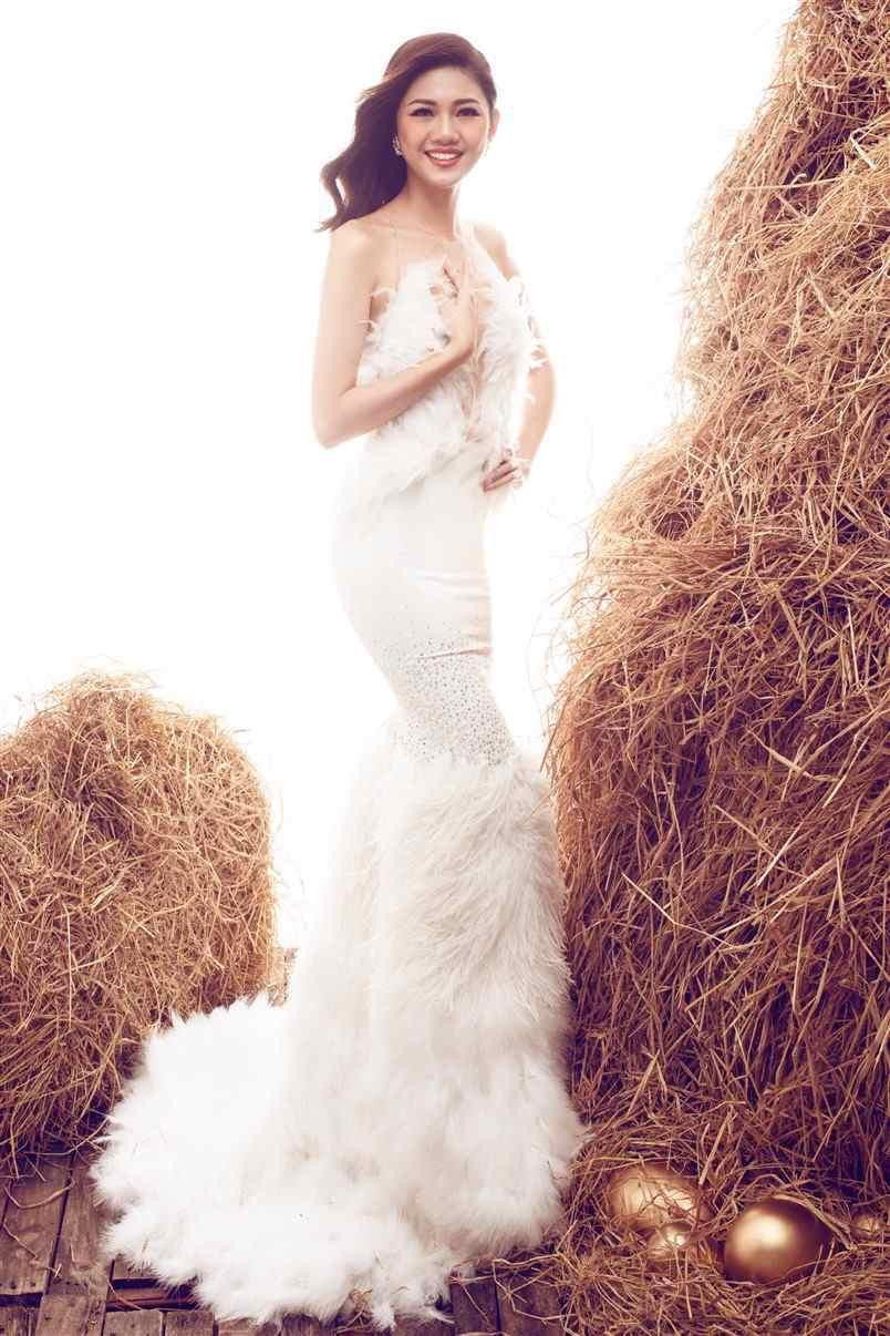 Á hậu Thanh Tú đẹp kiêu sa như một nàng thơ với bộ váy lông vũ có kiểu dáng đuôi cá. Á hậu Thanh Tú đẹp kiêu sa như một nàng thơ với bộ váy lông vũ có kiểu dáng đuôi cá.