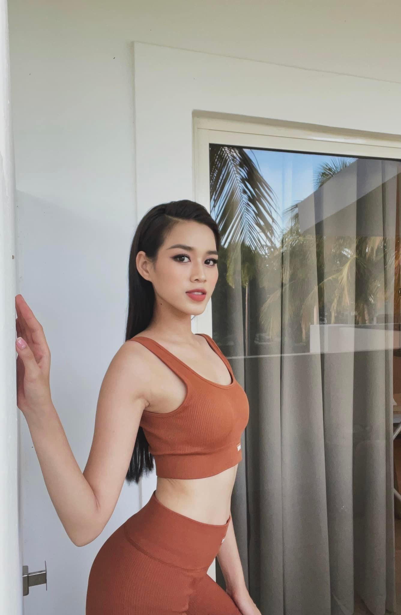 Người đẹp diện trang phục thể thao khoe vòng 2 nóng bỏng khi tham gia các hoạt động ngoài trời.