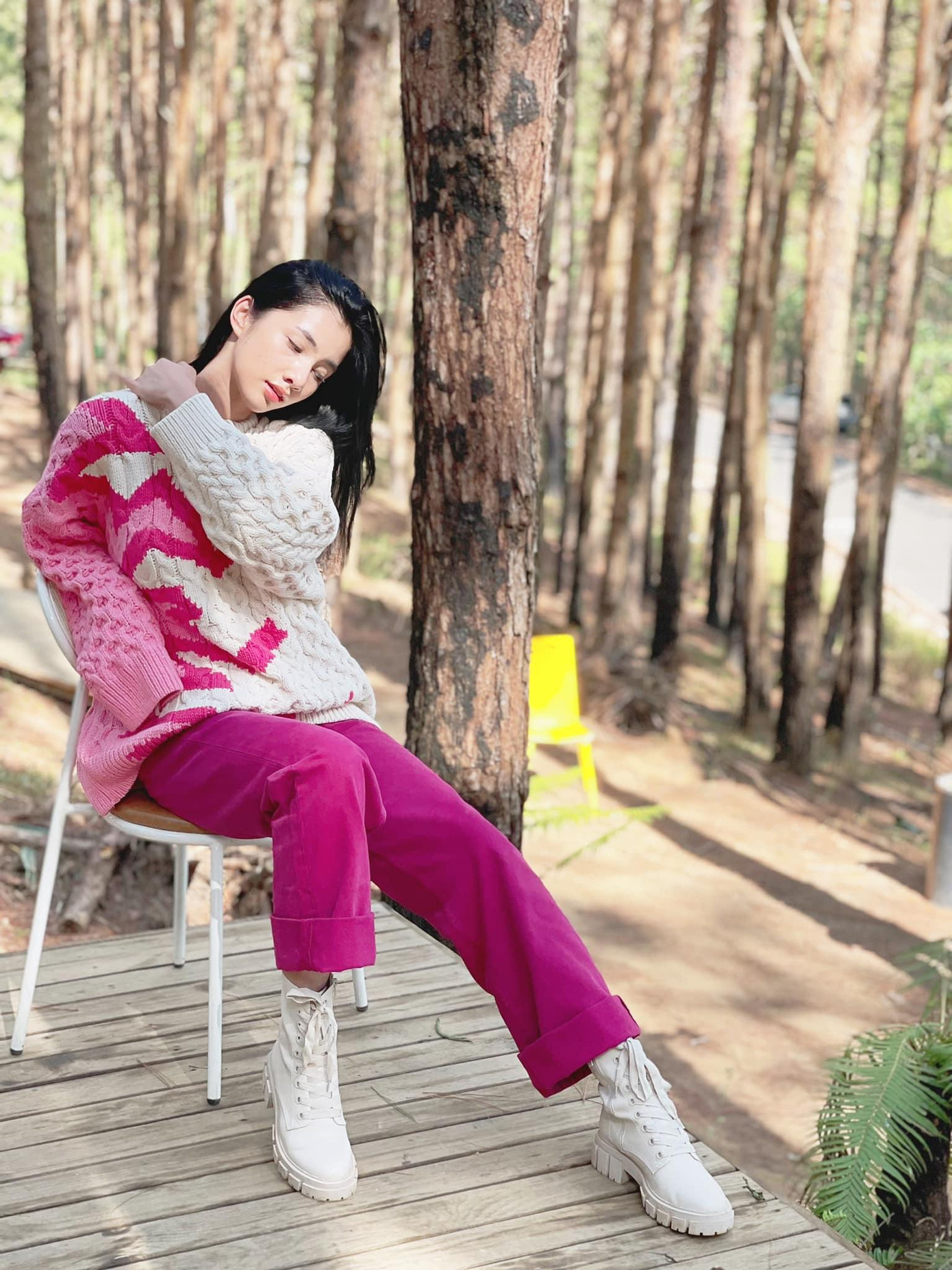 Người đẹp thanh thoát tựa 'nàng thơ' trong nắng ấm Đà Lạt. Người đẹp thanh thoát tựa 'nàng thơ' trong nắng ấm Đà Lạt.