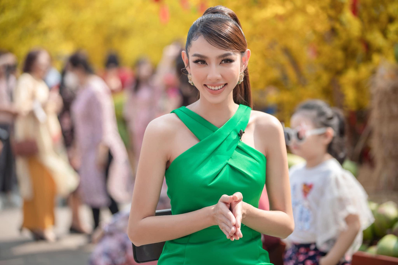 Cách trang điểm, làm tóc và sử dụng phụ kiện khéo léo giúp Thuỳ Tiên nổi bật.