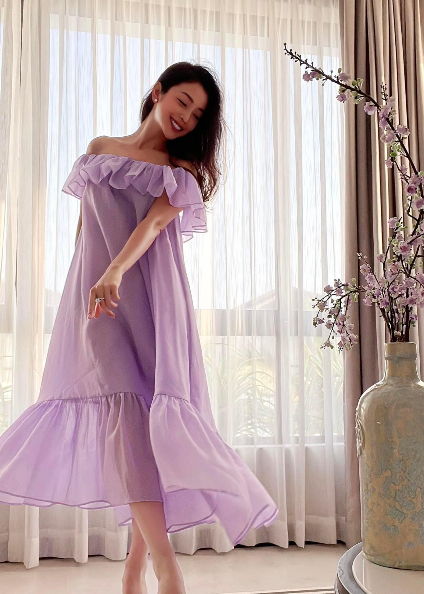 Hoa hậu Jennifer Phạm yêu kiều như công chúa với bộ váy trễ vai tông màu tím.