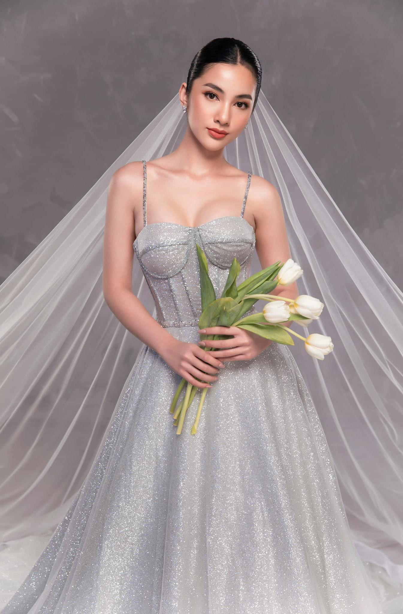 Người đẹp Cẩm Đan hoá cô dâu yêu kiều với bộ váy cúp ngực nóng bỏng.