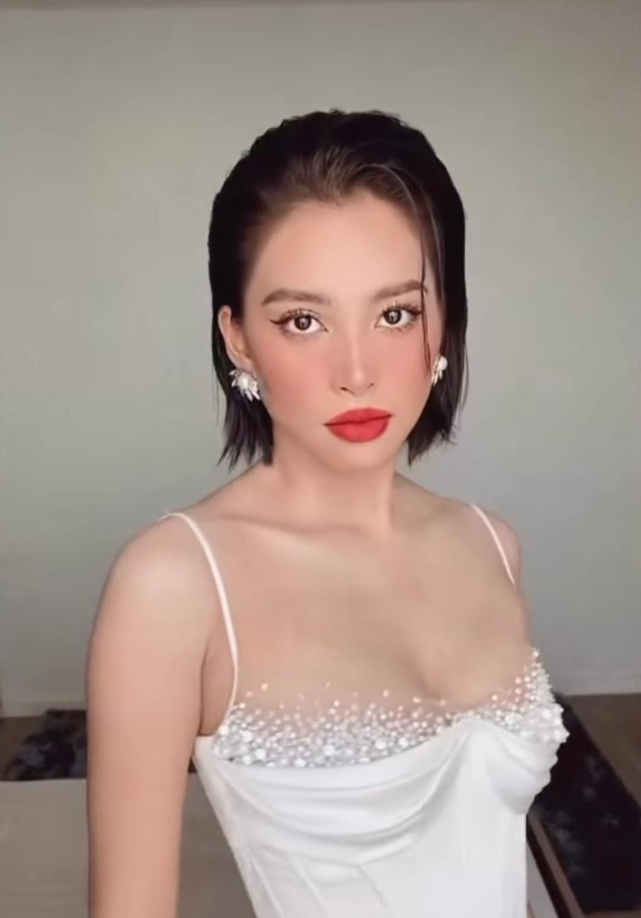 Diện bộ váy cúp ngực được đính kết tỉ mỉ, Tiểu Vy khoe body nóng bỏng và quyến rũ.