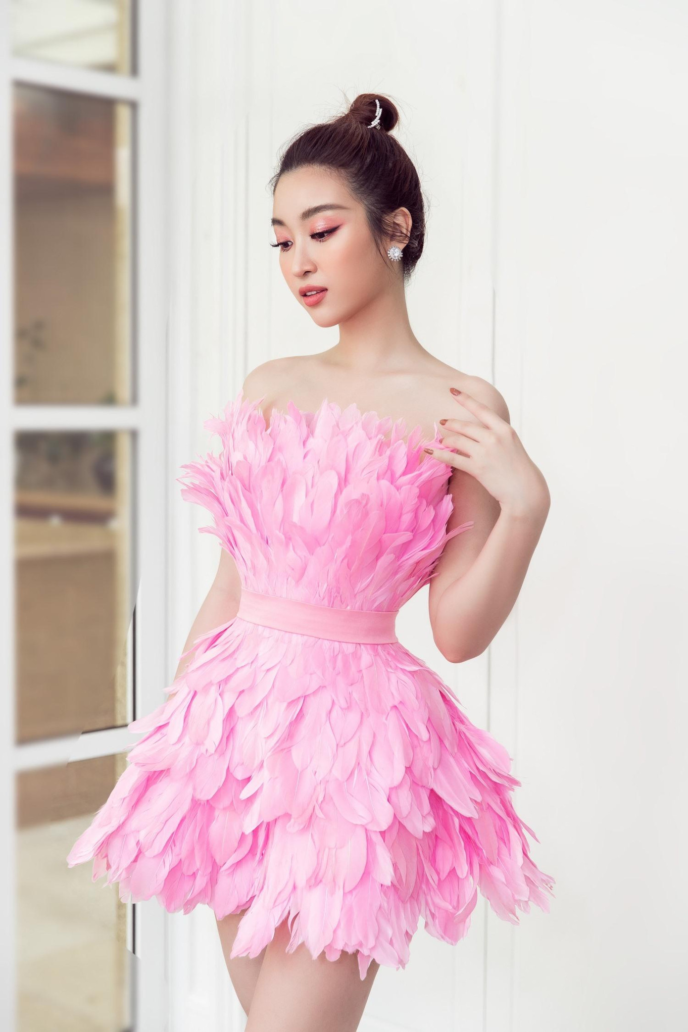 Hoa hậu Đỗ Mỹ Linh đẹp tựa 'thiên nga' kiêu kỳ khi diện bộ váy lông vũ màu hồng đẹp mắt. Hoa hậu Đỗ Mỹ Linh đẹp tựa 'thiên nga' kiêu kỳ khi diện bộ váy lông vũ màu hồng đẹp mắt.