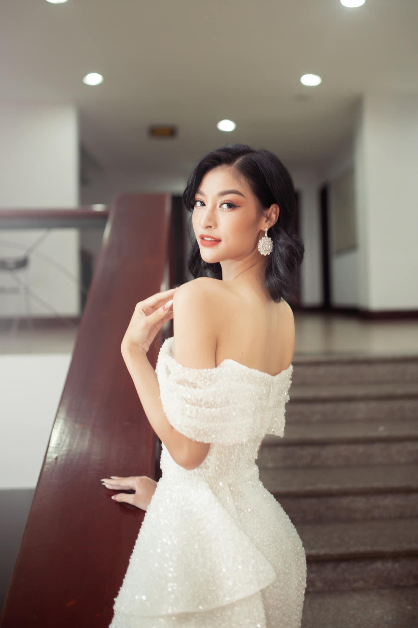 Thiết kế giúp Kiều Loan trễ nải vai trần quyến rũ.