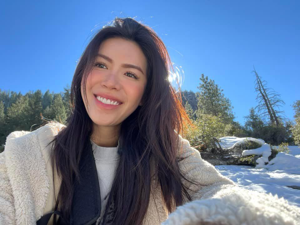 Siêu mẫu Minh Tú đẹp rạng ngời bên Mỹ dù không son phấn.