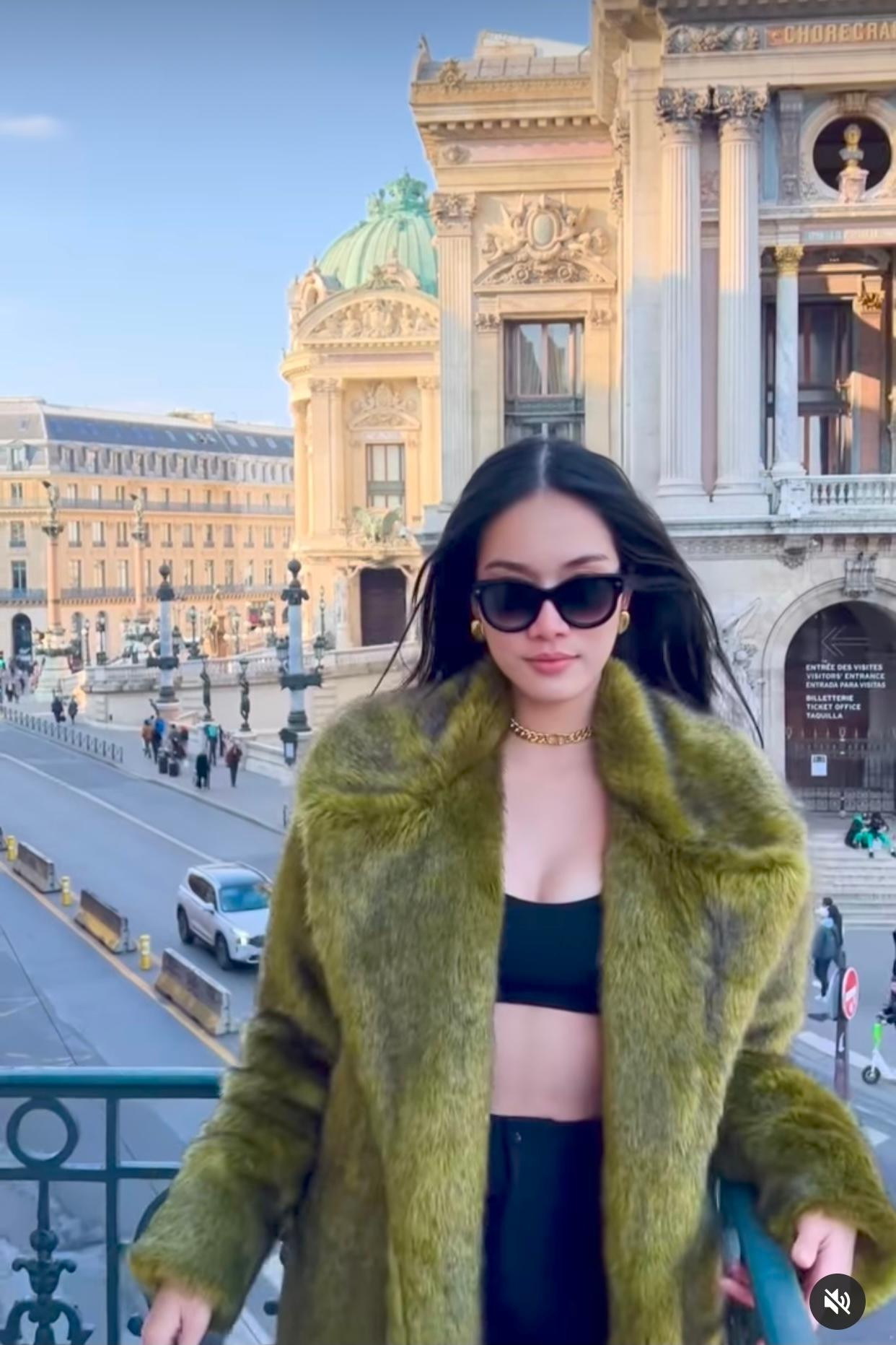 Á hậu Phương Anh khiến fans trầm trồ với màn 'lên đồ' sang chảnh và sexy ở Paris.