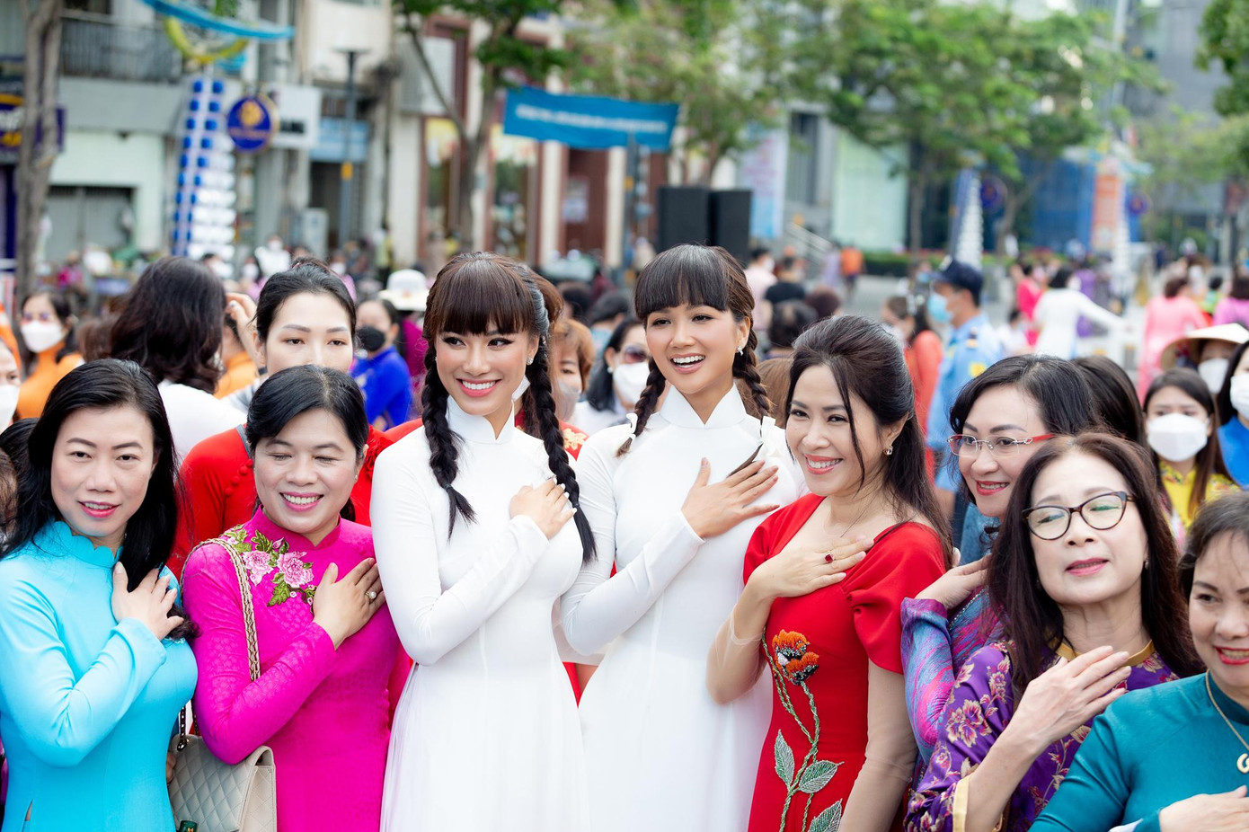 H'Hen Niê chia sẻ: "Tà áo dài trắng nữ sinh như một biểu tượng mà mọi cô gái đều ao ước được diện khi đi học, hồi nhỏ Hen cũng ao ước được diện áo dài đi học lắm đó. Hen mong rằng tà áo dài sẽ ngày càng được yêu mến và lưu truyền mãi mãi về sau bởi các thế hệ trẻ".