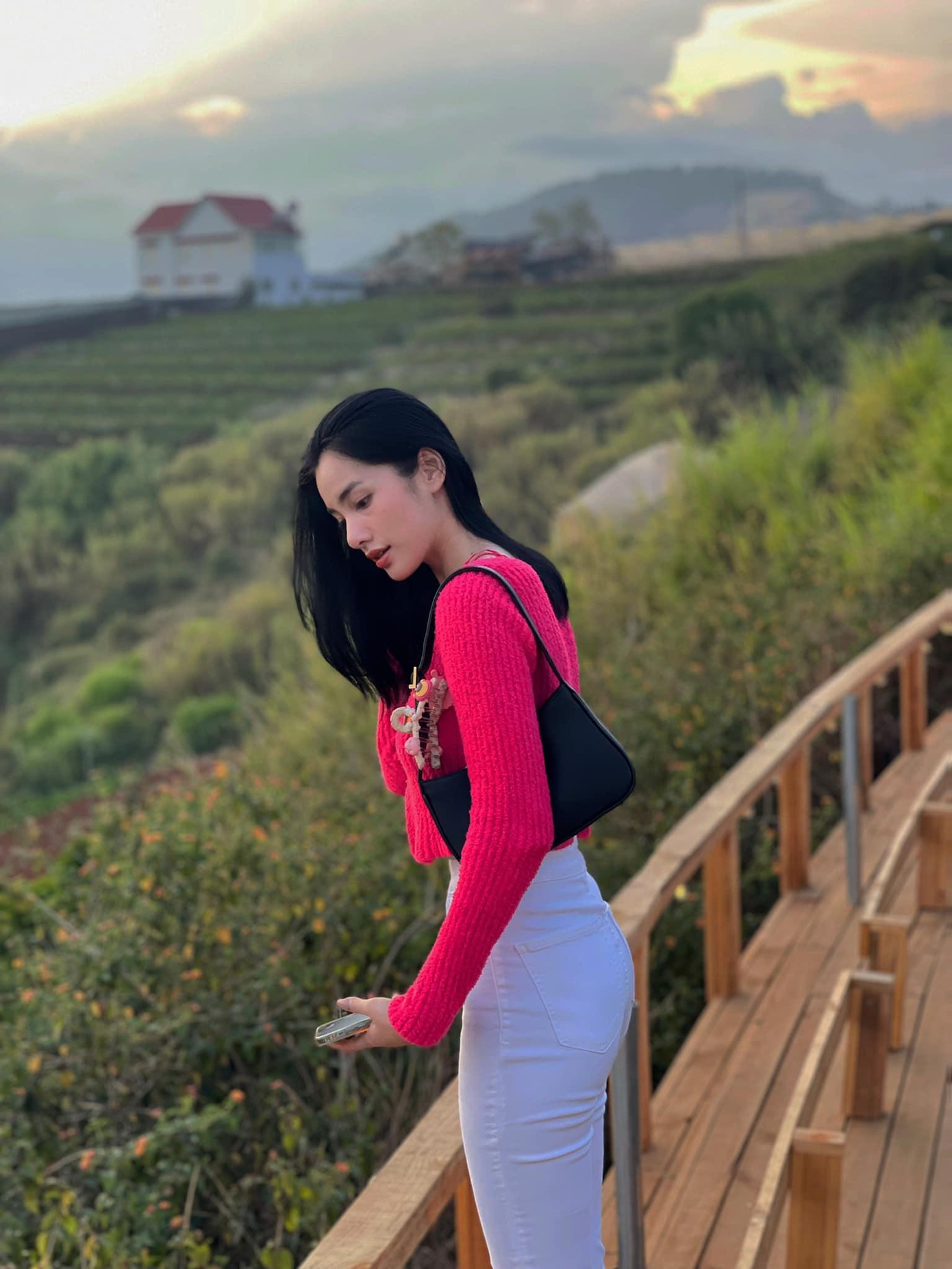 Người đẹp Cẩm Đan khoe dáng yêu kiều tại Đà Lạt.