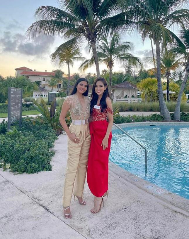 Stephanie Del Valle và Hoa hậu Đỗ Thị Hà tại cuộc thi Miss World 2021 ở Puerto Rico.