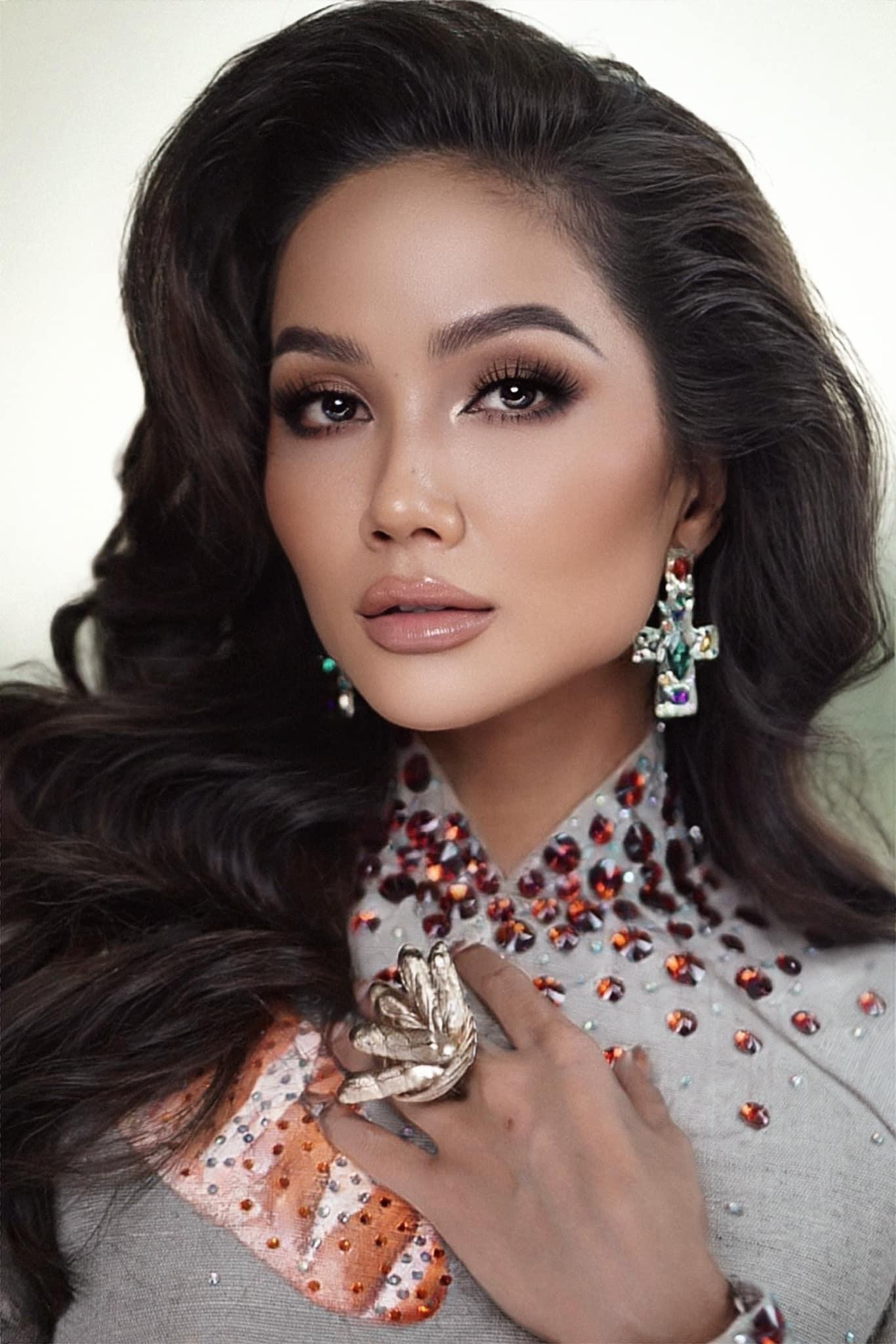 Hoa hậu H'Hen Niê khoe nhan sắc kiêu sa và lộng lẫy khi diện áo dài tham dự đêm khai mạc Lễ hội Áo dài TP. HCM 2022. Hoa hậu H'Hen Niê khoe nhan sắc kiêu sa và lộng lẫy khi diện áo dài tham dự đêm khai mạc Lễ hội Áo dài TP. HCM 2022.