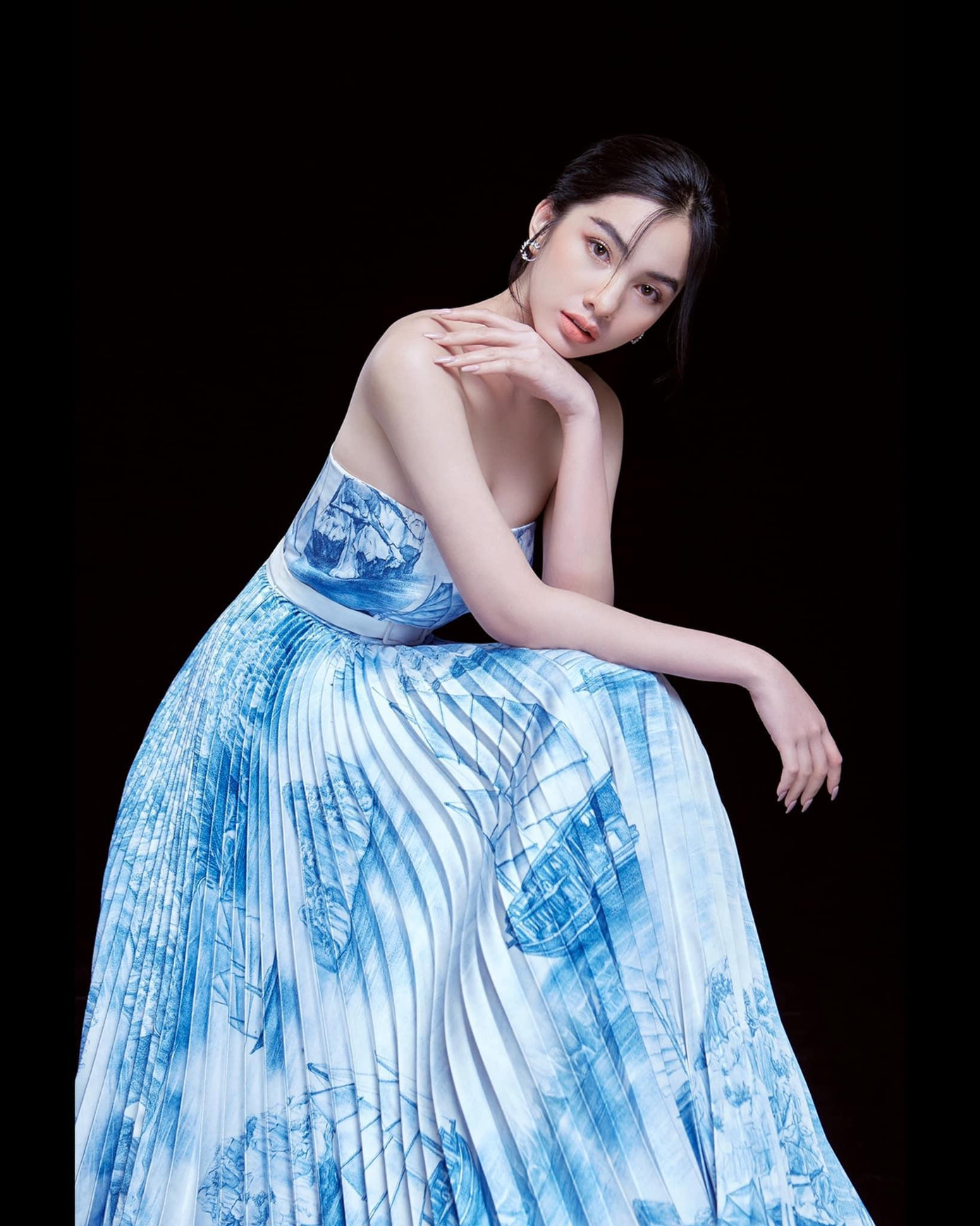 Người đẹp Cẩm Đan đẹp yêu kiều tựa nàng thơ với bộ váy xếp ly hoạ tiết bắt mắt.