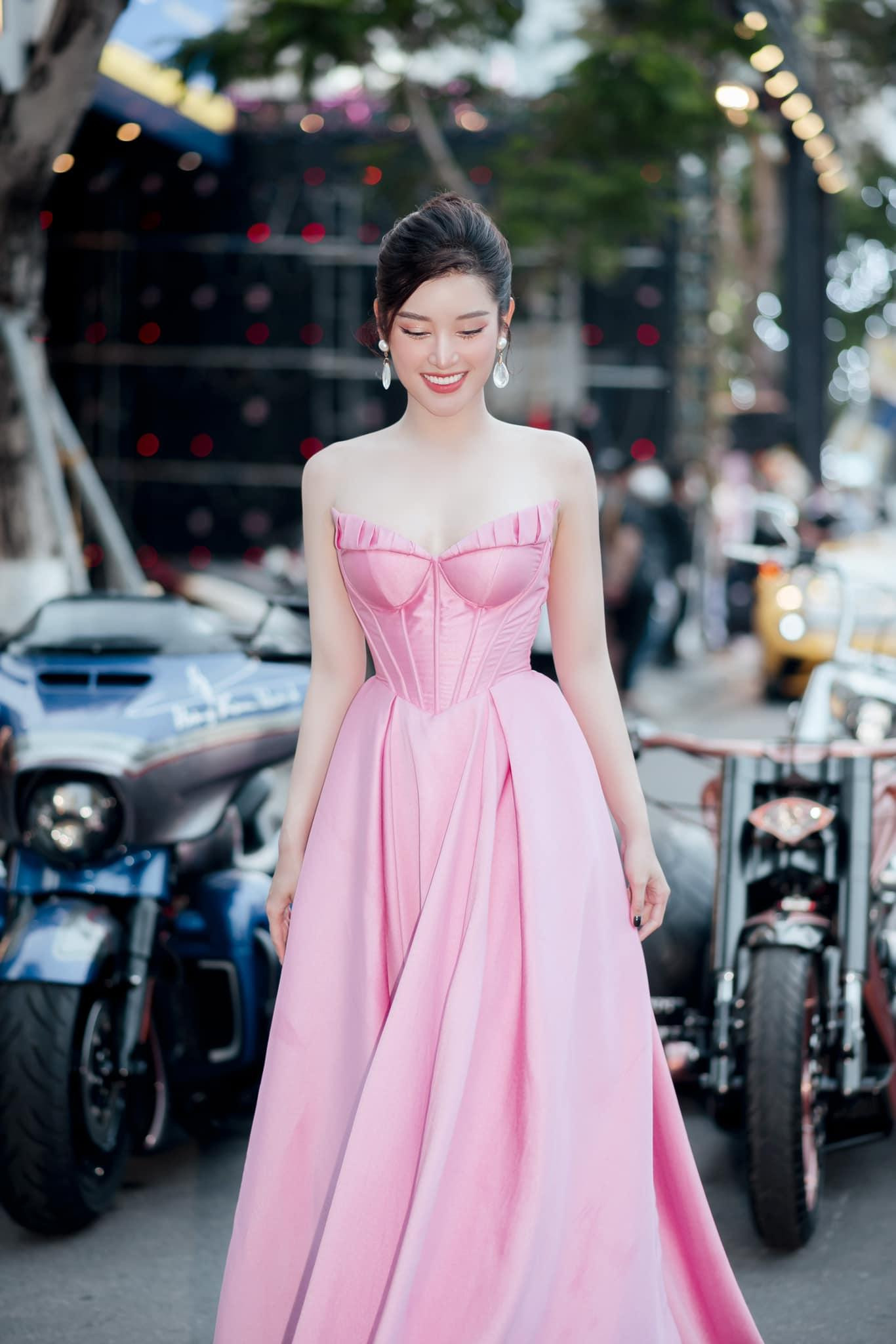 Thiết kế có kiểu dáng corset cổ điển giúp cho Á hậu Việt Nam 2014 hoá thân thành một cô nàng tiểu thư yêu kiều và lộng lẫy. Thiết kế có kiểu dáng corset cổ điển giúp cho Á hậu Việt Nam 2014 hoá thân thành một cô nàng tiểu thư yêu kiều và lộng lẫy.