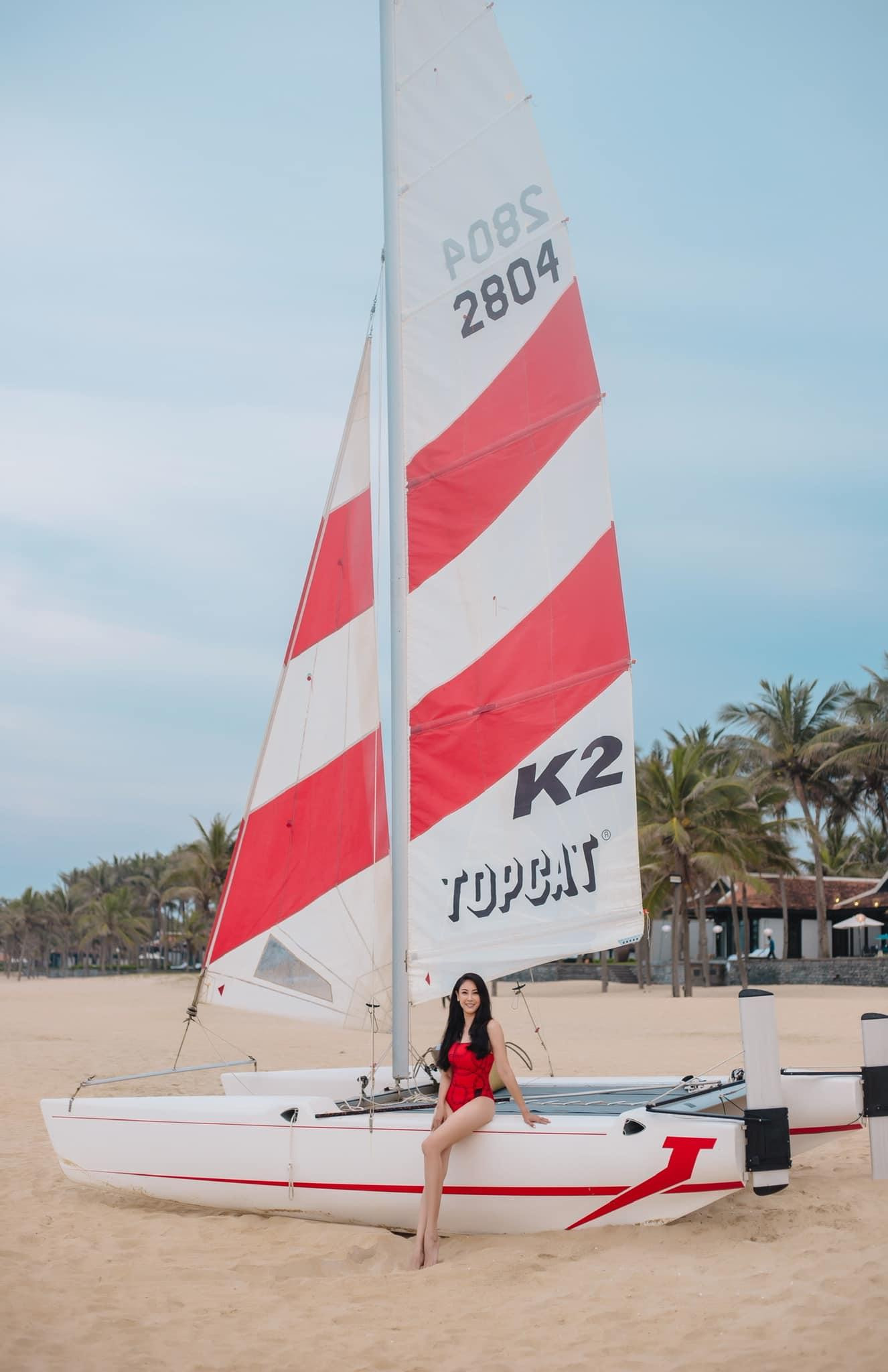 Mới đây trên trang cá nhân, Hoa hậu Hà Kiều Anh đăng tải loạt ảnh mới, khoe dáng nóng bỏng với áo tắm trên biển thu hút sự chú ý của khán giả.