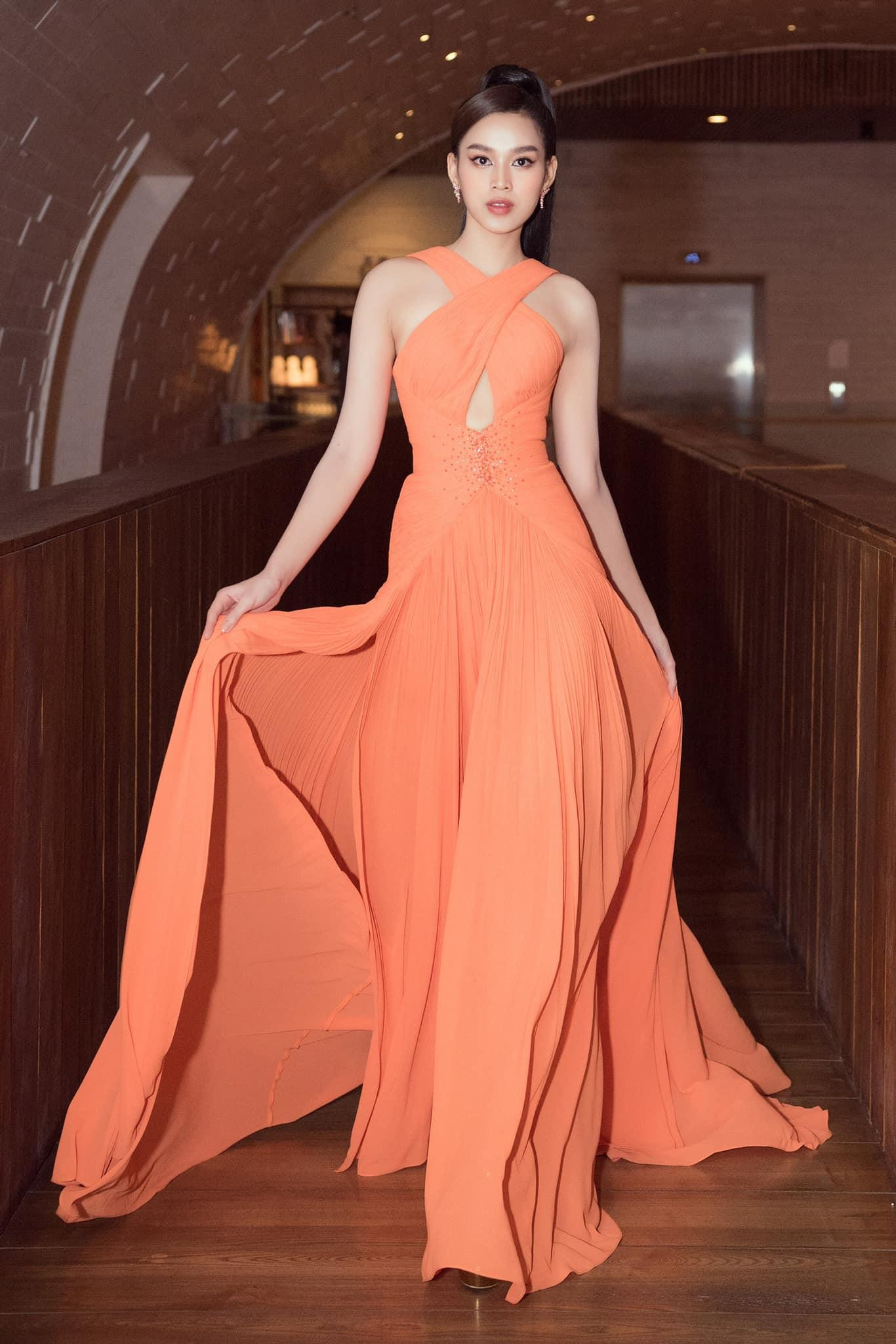 Kiểu thiết kế này được coi là kiểu váy 'chân ái' làm nên thương hiệu "Miss Cut-out" của Hoa hậu Thuỳ Tiên kể từ sau cuộc thi Miss Grand. Đỗ Thị Hà cũng đã từng có một số lần diện kiểu thiết kế được Thuỳ Tiên rất yêu mến này khi tham dự một số sự kiện.